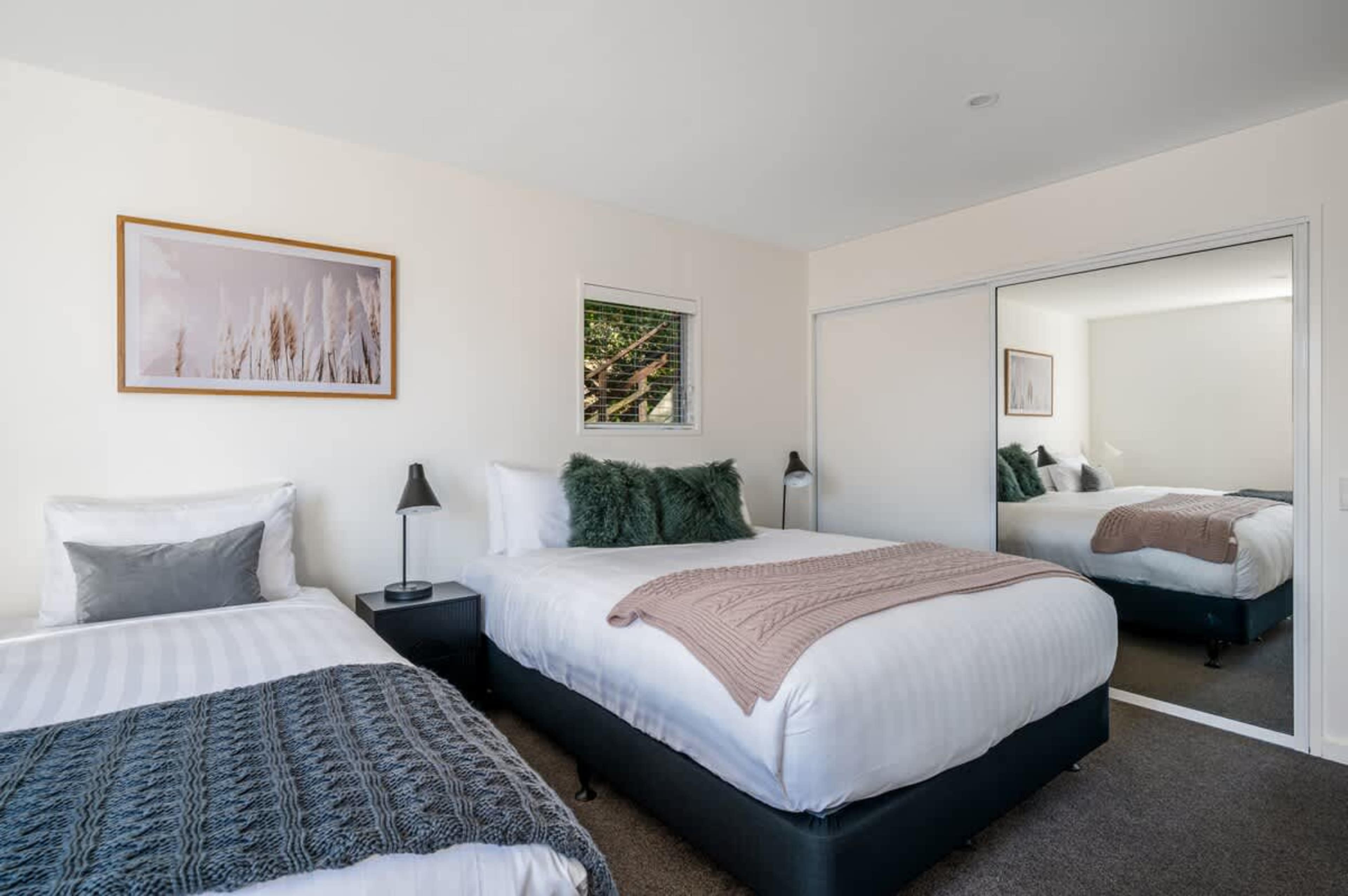 Wake up to sparkling Lake Wakatipu views in this flexible Queenstown bedroom—perfect for couples or small groups.