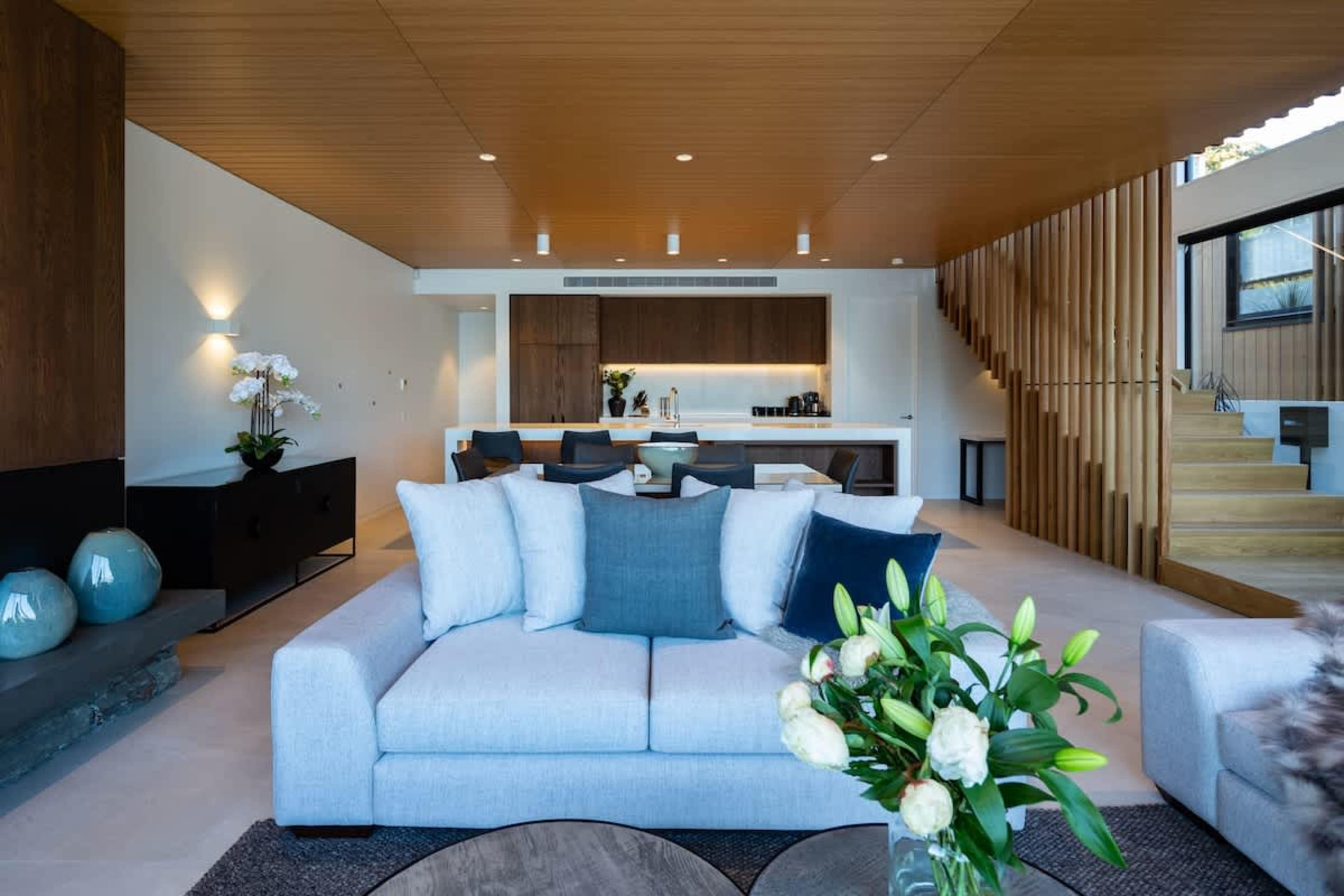 Unwind in this stunning living room with panoramic views, a gas fireplace for warmth, and air conditioning for summer days. Plush furnishings and chic decor add to its inviting atmosphere.