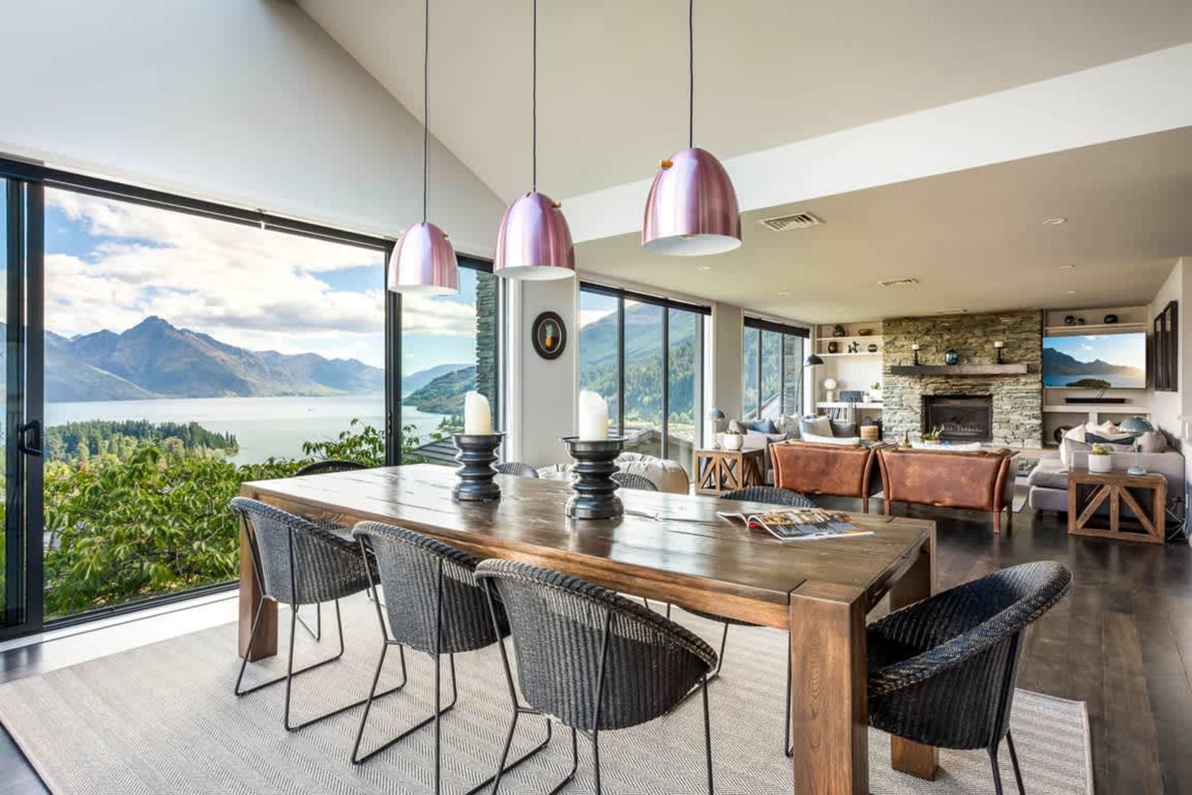Luxury Dining Experience Indulge in a dining experience like no other, with large windows framing the iconic beauty of Lake Wakatipu and The Remarkables.