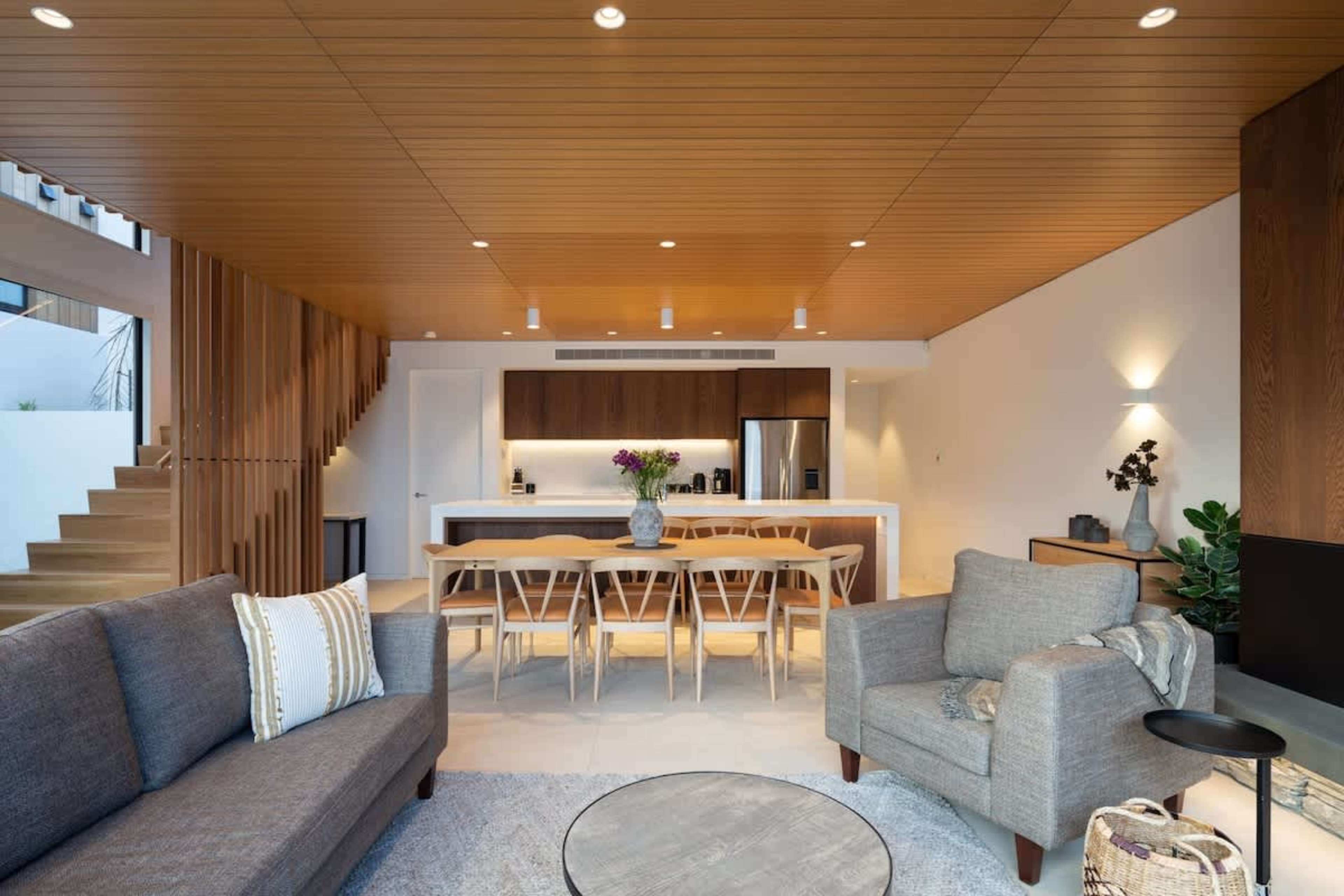 Stylish and functional, this modern living room features sleek furniture and sophisticated design. It seamlessly connects to the dining area, with large windows offering stunning views of Lake Wakatipu and the surrounding Queenstown landscape








