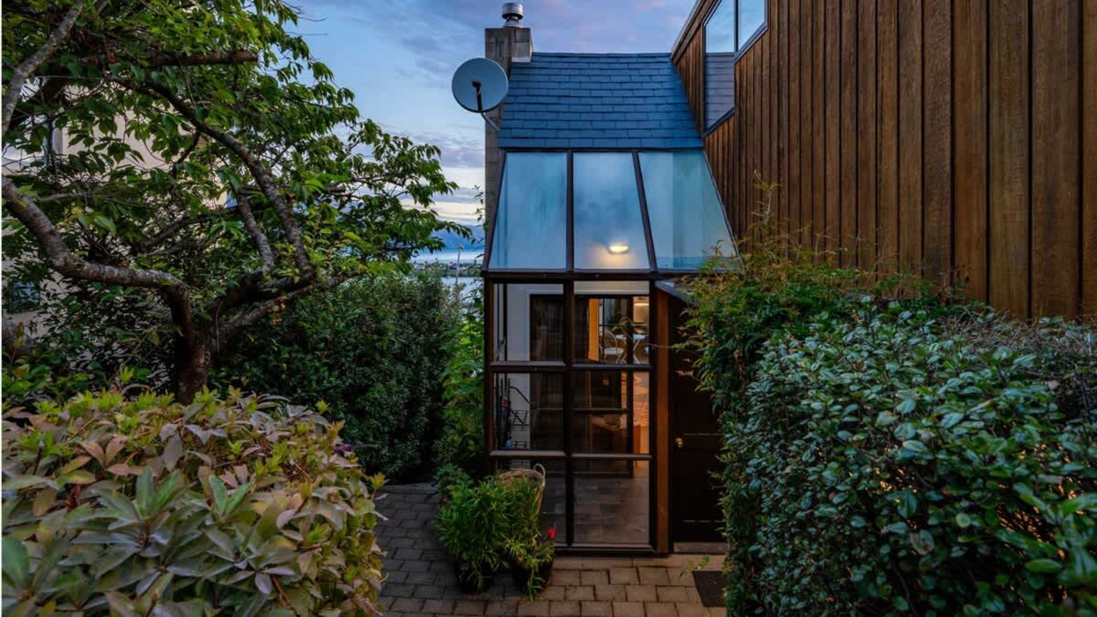 Contemporary glass features accentuate your stay in Queenstown
