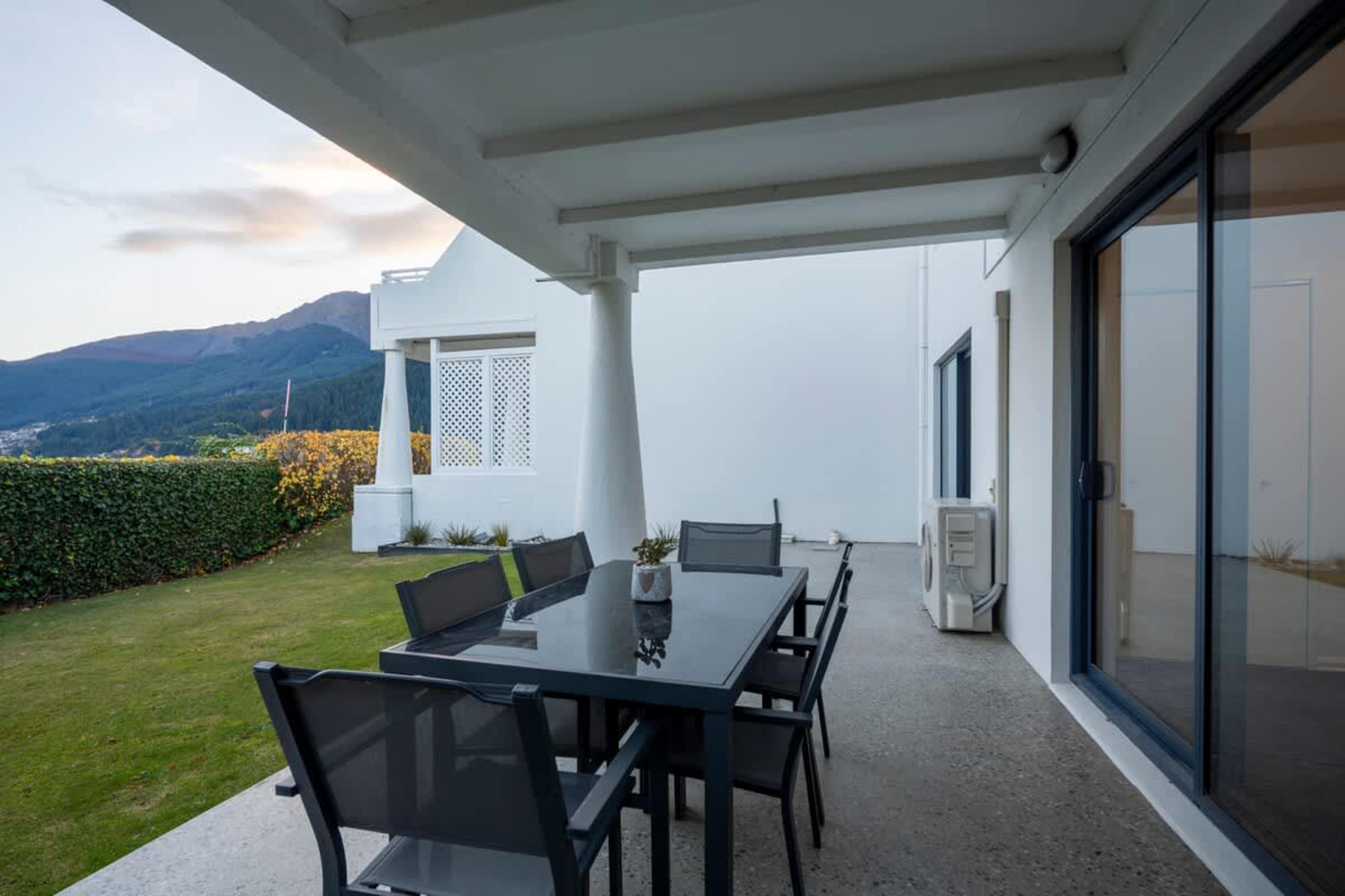 Alfresco Bliss: Unwind in the private garden patio, ideal for enjoying Queenstown’s natural beauty in a quiet and intimate space.