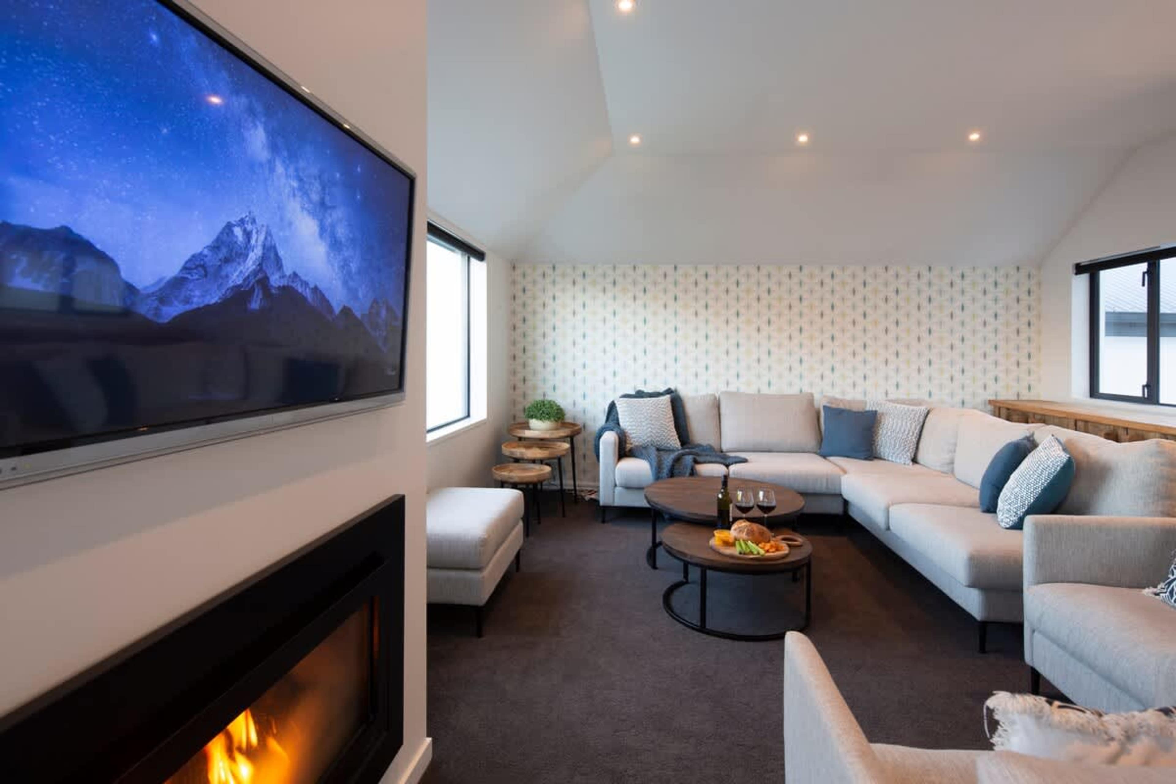 Panoramic Views: Enjoy breathtaking lake and mountain vistas from the comfort of this family-friendly living room featuring a gas fireplace and modern AC.
Luxury Stays Queenstown
