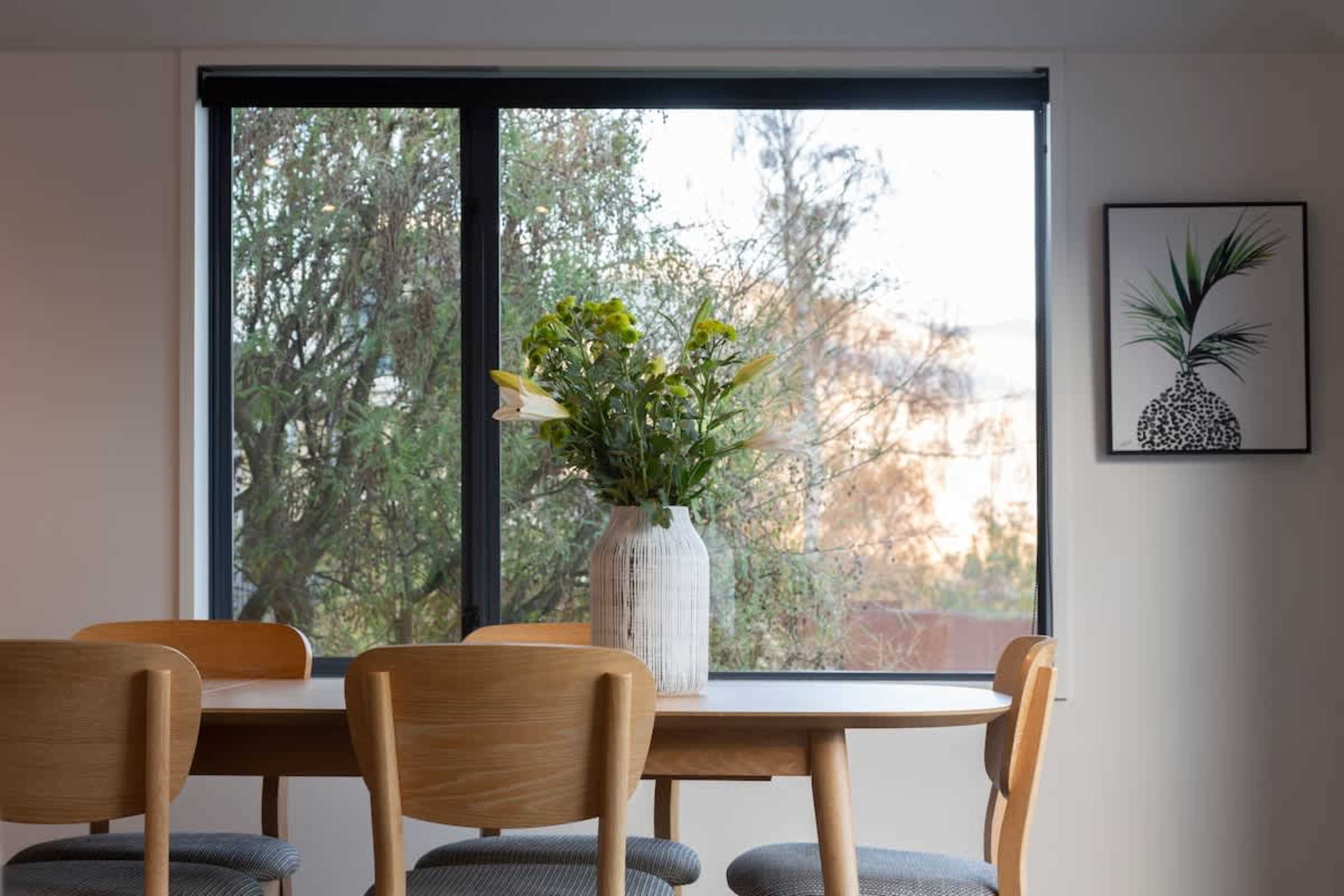 Scenic Dining Experience: Gather around the stylish dining table while taking in breathtaking vistas of Queenstown’s iconic landscapes. Perfect for family meals or entertaining.
Luxury escapes Queenstown
