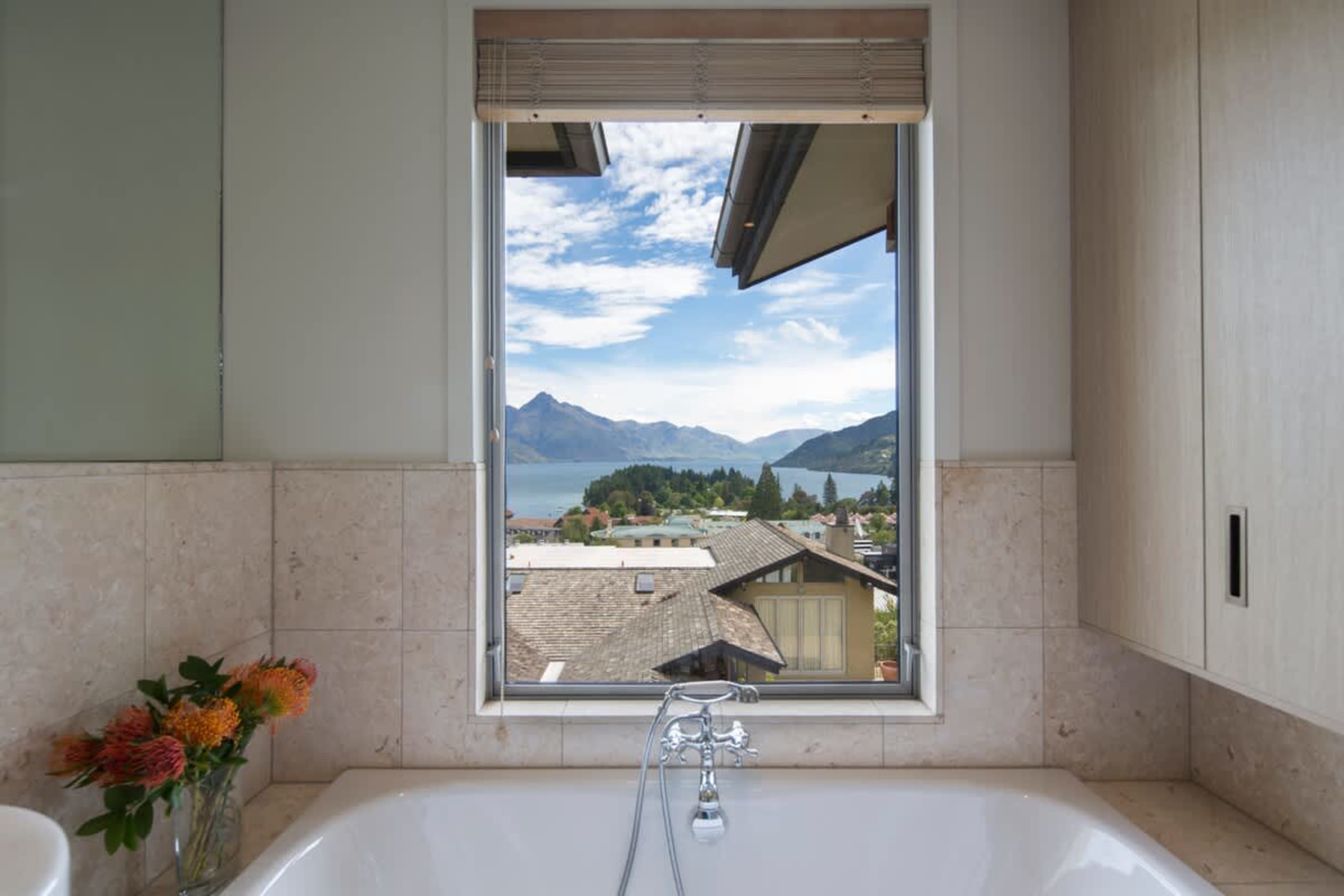 Bath tub