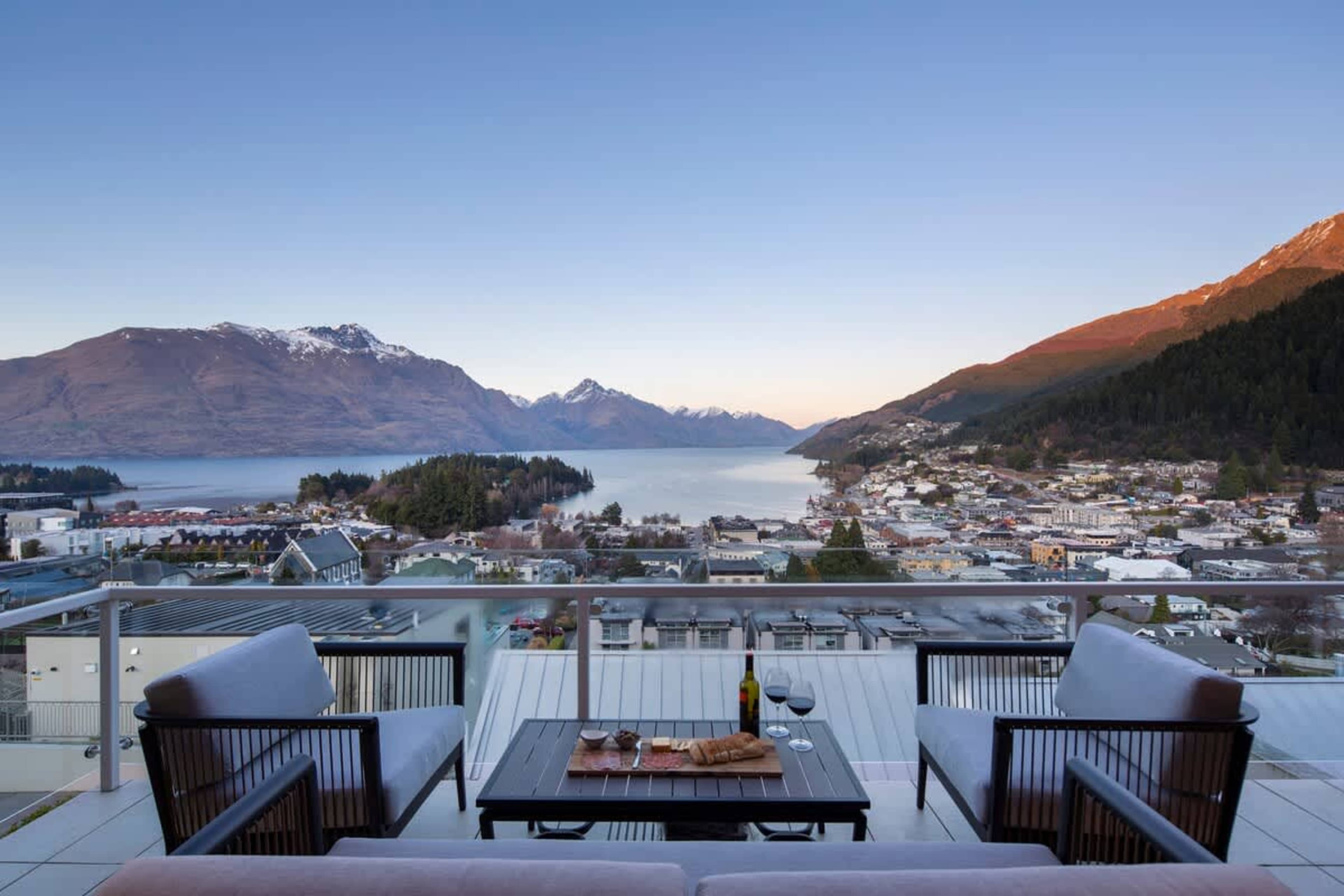 Panoramic Views: The balcony offers stunning vistas of Queenstown’s landscapes, ideal for enjoying the outdoors while soaking in the picturesque surroundings.