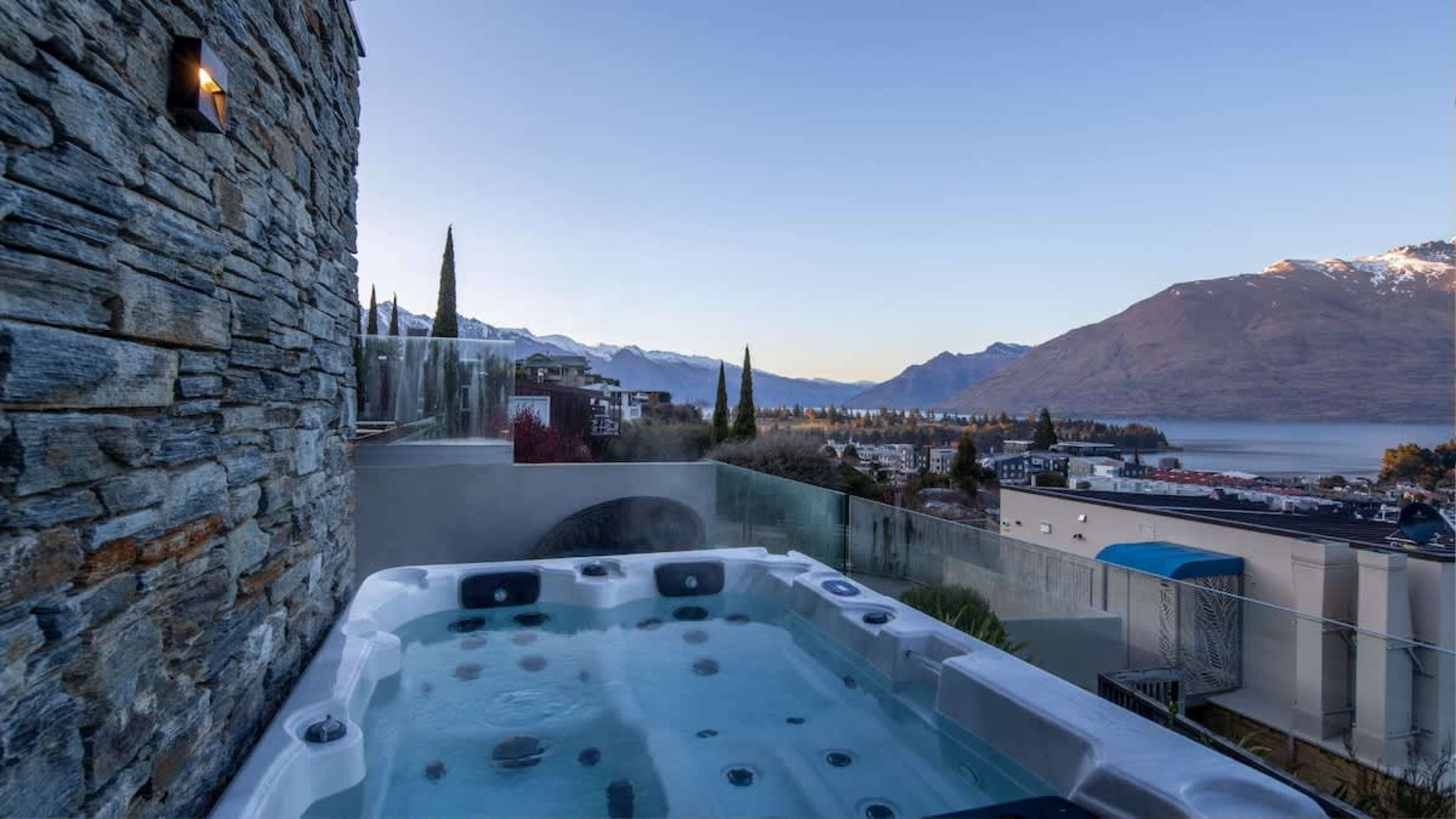 Relaxing Hot Tub with Views: Unwind in the private hot tub while enjoying spectacular lake and mountain views, the perfect way to relax after a day of adventure.

Your private Queenstown spa