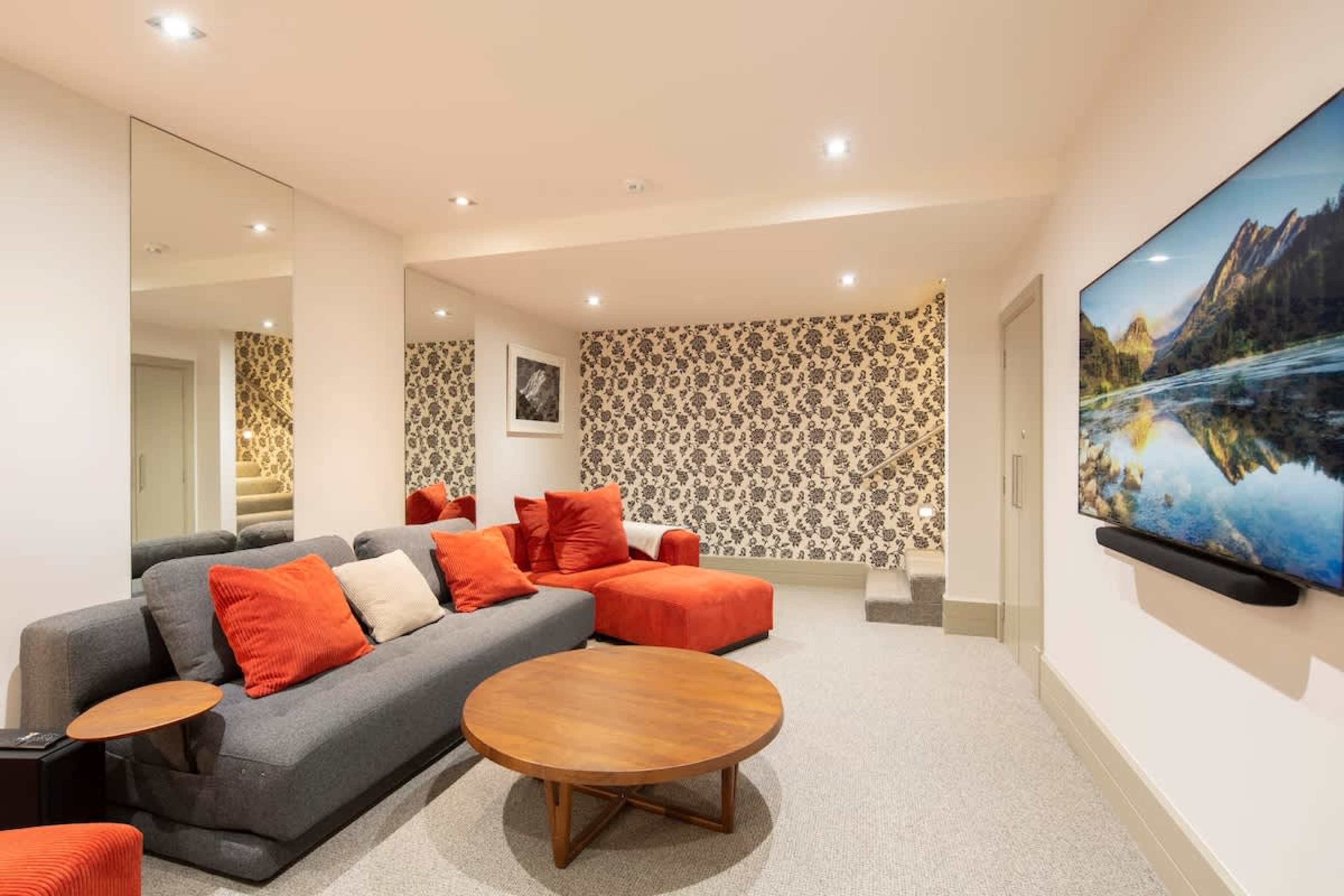 Cozy Media Room: Perfect for family movie nights, this comfortable space features plush seating, a large screen, and entertainment options to keep everyone entertained.
Luxury escape in New Zealand 