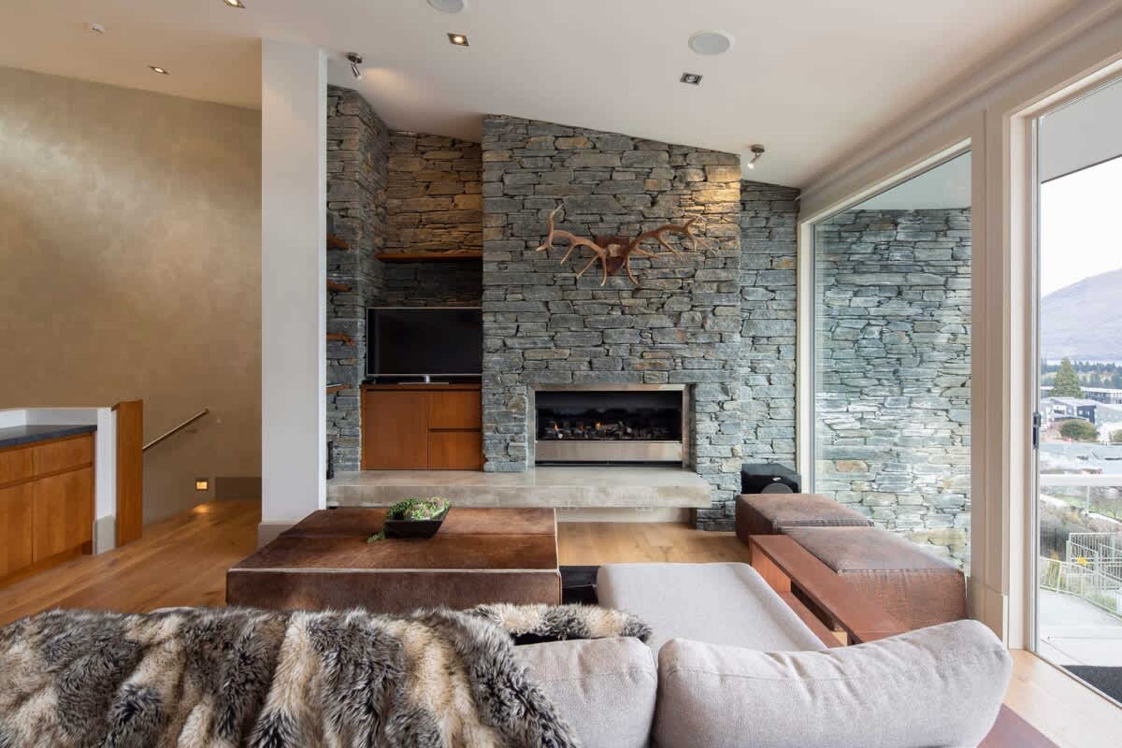 Indoor-Outdoor Living: Step seamlessly from the spacious living area onto the large deck, where panoramic lake and mountain views await.
Luxury Stays Queenstown