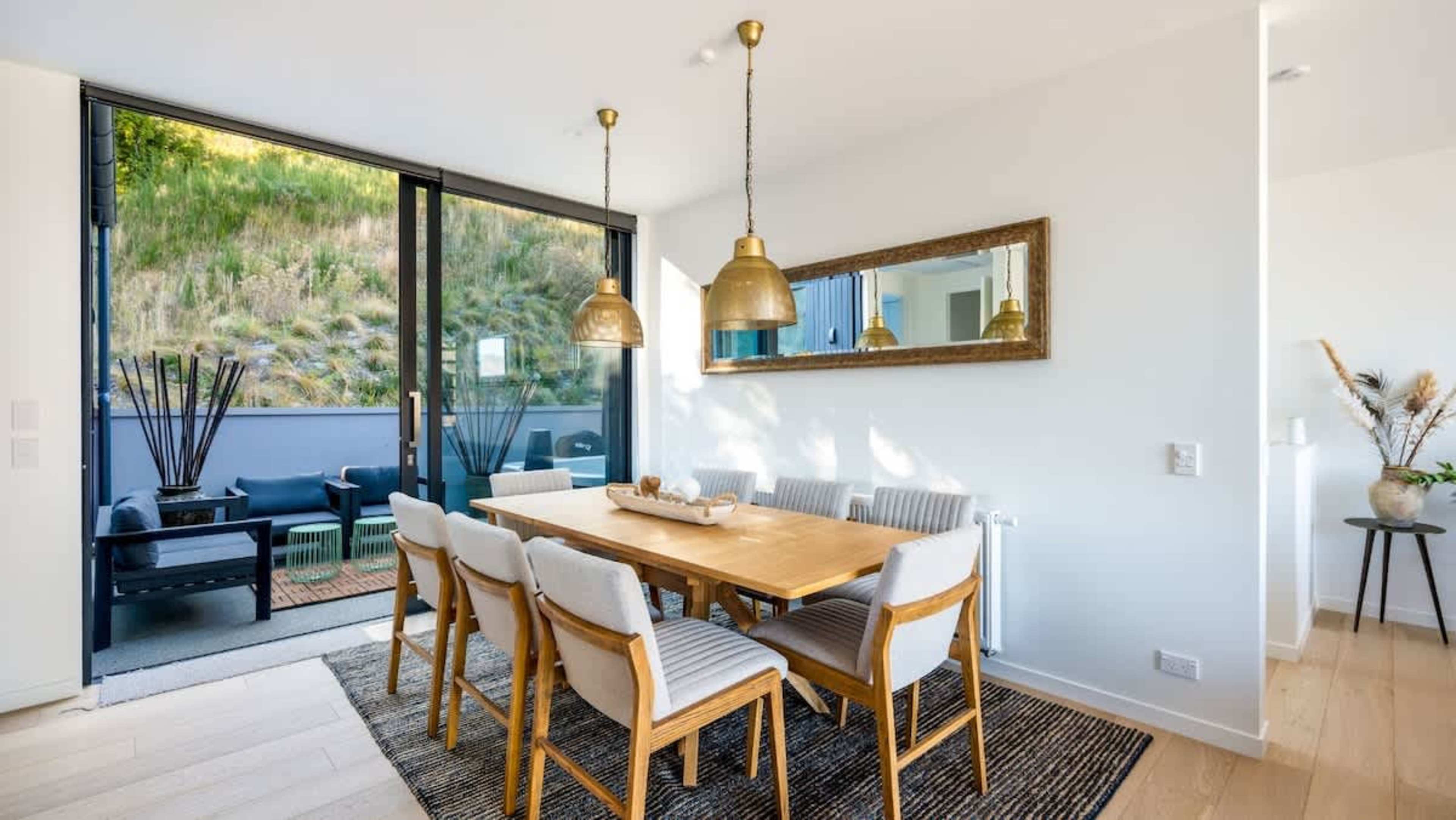 With sleek, contemporary furnishings, the dining room is set for six and offers stunning views of Lake Wakatipu and the Remarkables, making every meal a scenic experience.
Dining in luxury, New Zealand