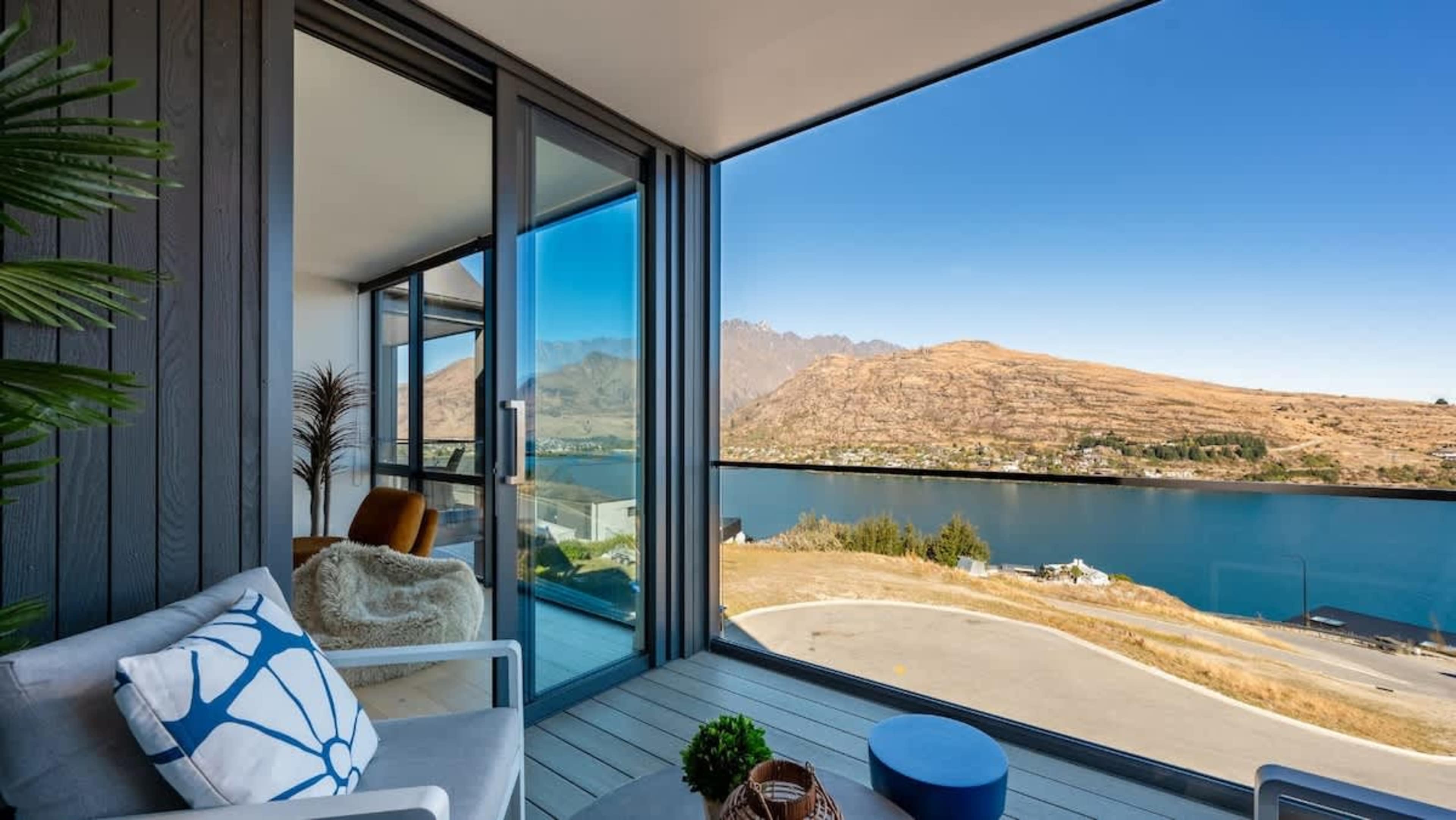 Step out onto the private patio, where you can enjoy breathtaking views of Lake Wakatipu and the surrounding mountains, perfect for al fresco dining or relaxing with a drink.