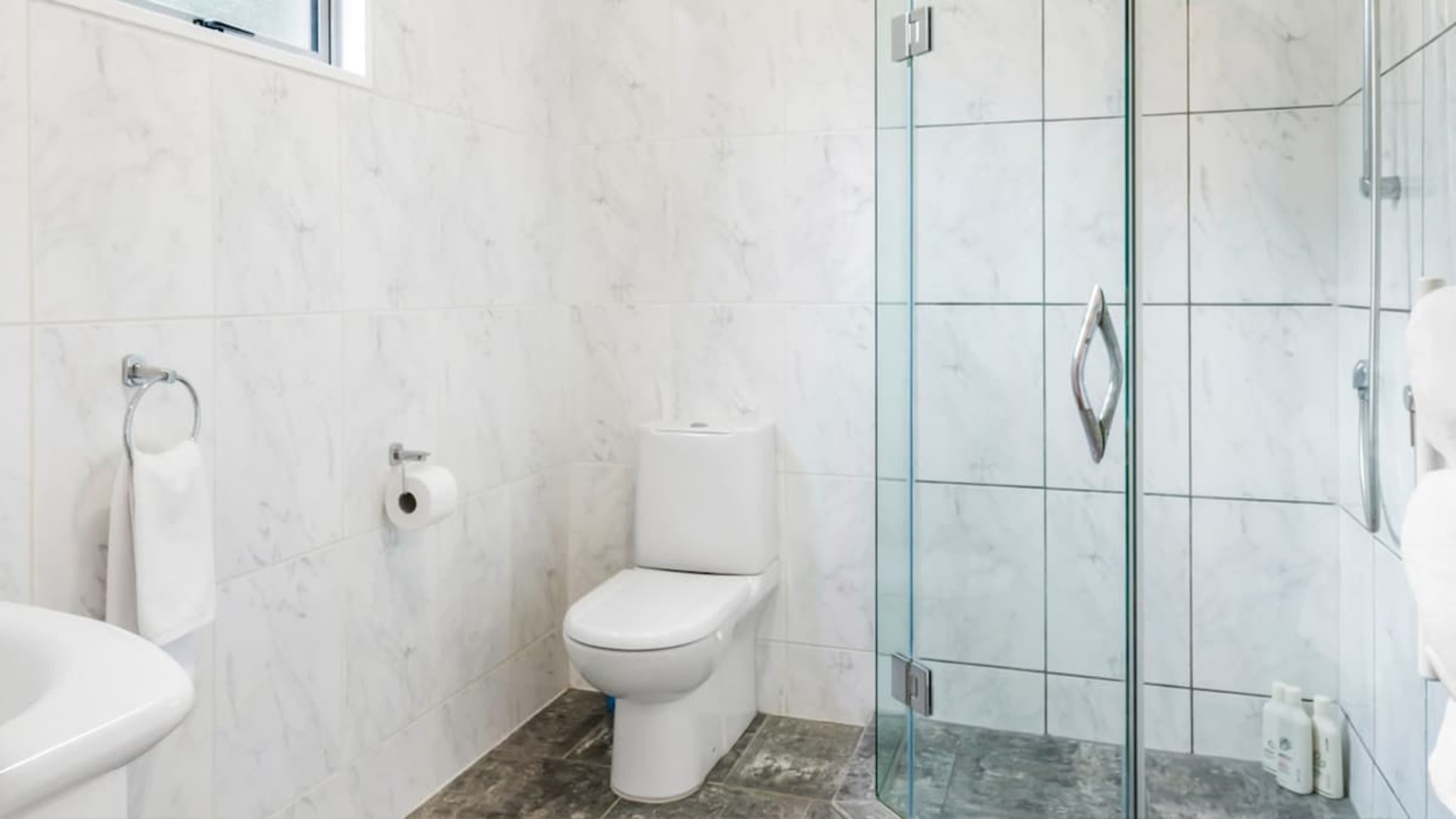 Third Bathroom with Modern Touches
Relax in the third bathroom, featuring a sleek design and high-quality finishes, providing a comfortable and stylish space for your Queenstown getaway.