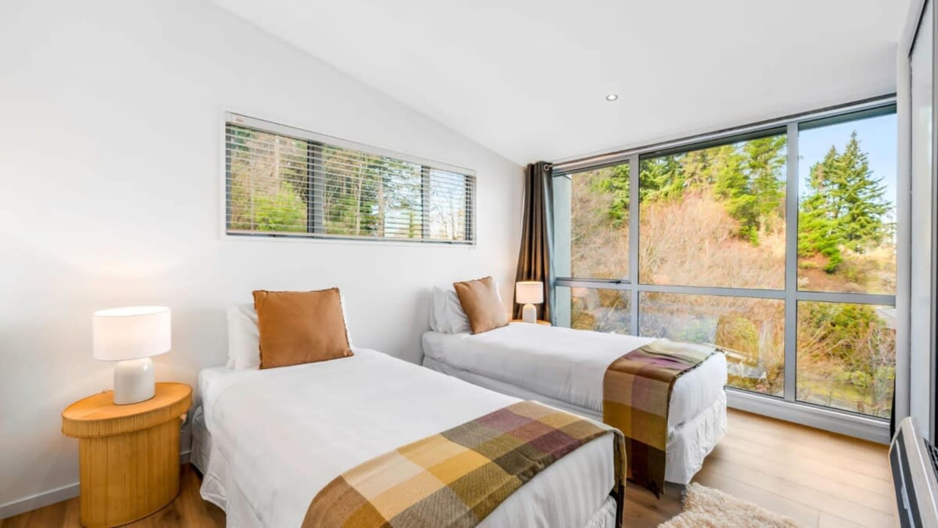 Adaptable Second Bedroom with Lake and Mountain Views
Enjoy the flexibility of a king-split bed in the second bedroom, complemented by stunning views of the lake and mountains, offering a peaceful and scenic escape.