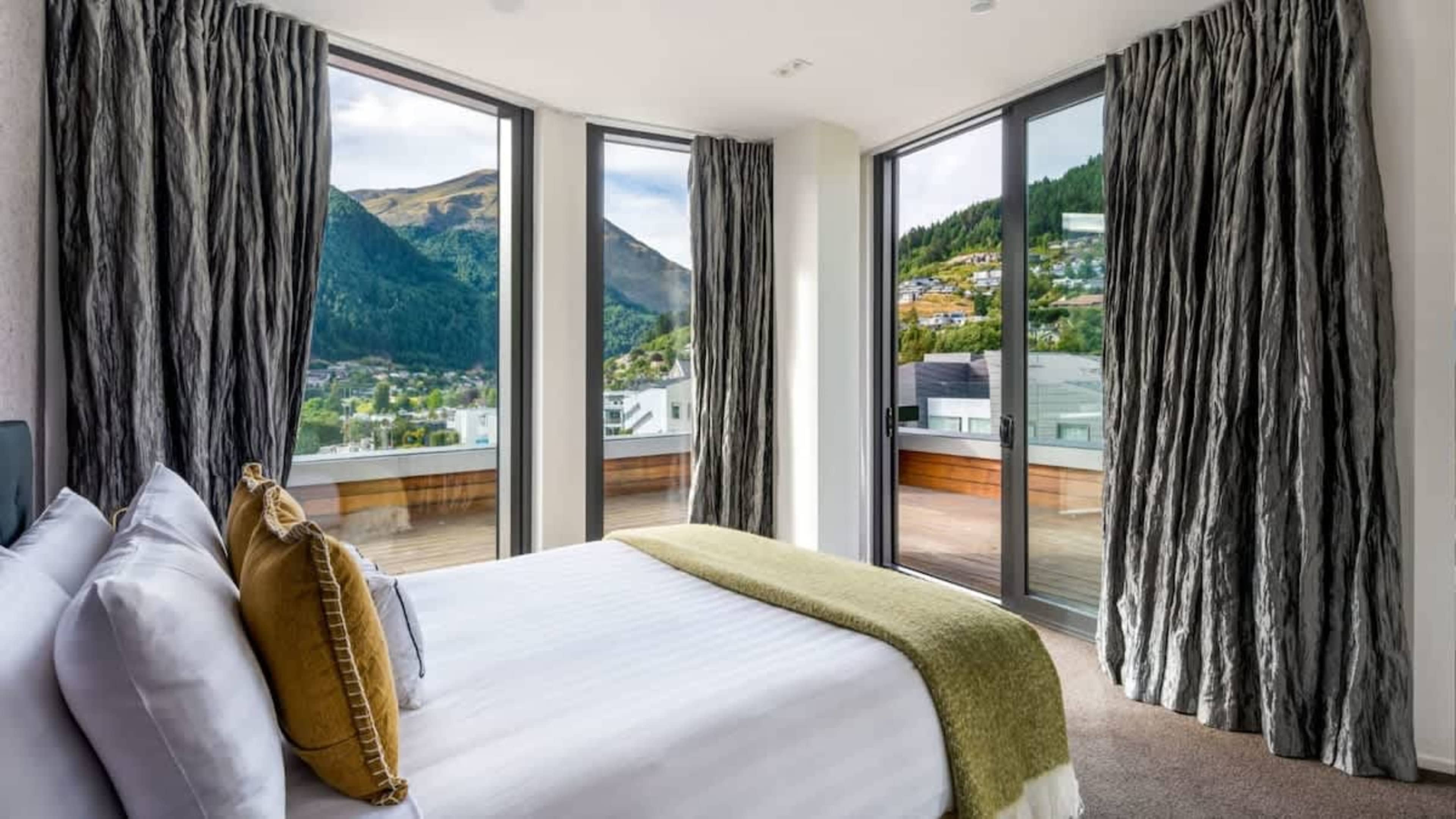 Bright Third Bedroom with AC and Outdoor Flow
Unwind in the inviting third bedroom, featuring air conditioning and seamless deck access, offering a tranquil connection to the stunning outdoor surroundings.