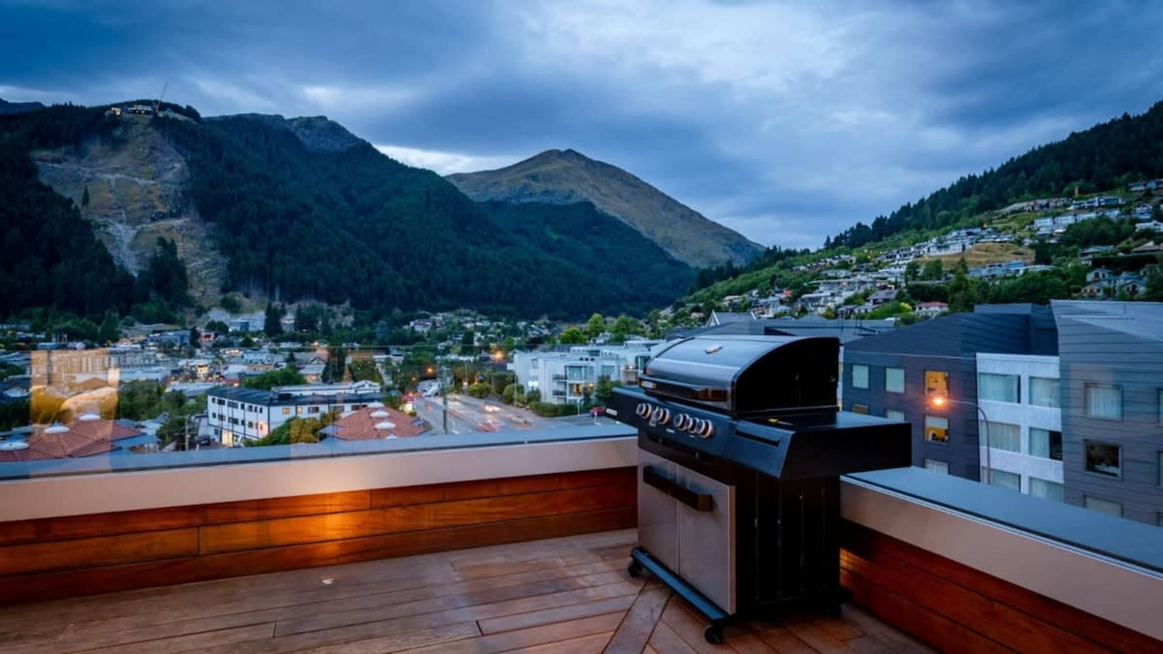 Scenic Balcony with BBQ and Panoramic Views
Enjoy the expansive balcony, featuring a BBQ and sweeping views of Queenstown CBD, the serene lake, and majestic mountain ranges.