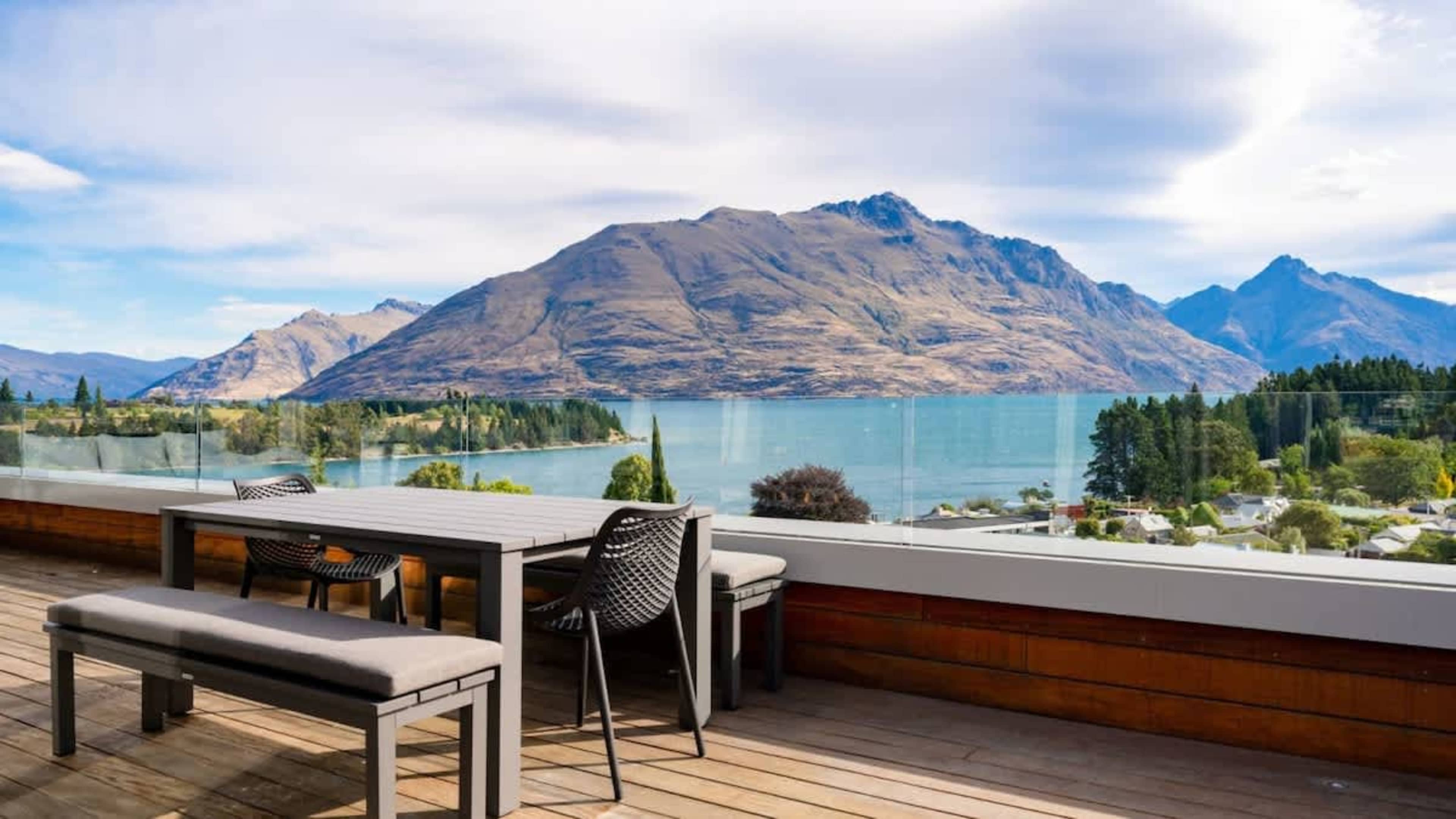 Spacious Balcony with BBQ and Lake Views
Relax on the large balcony with a BBQ, offering picturesque views of Queenstown CBD, the lake, and mountain peaks, ideal for dining and unwinding.