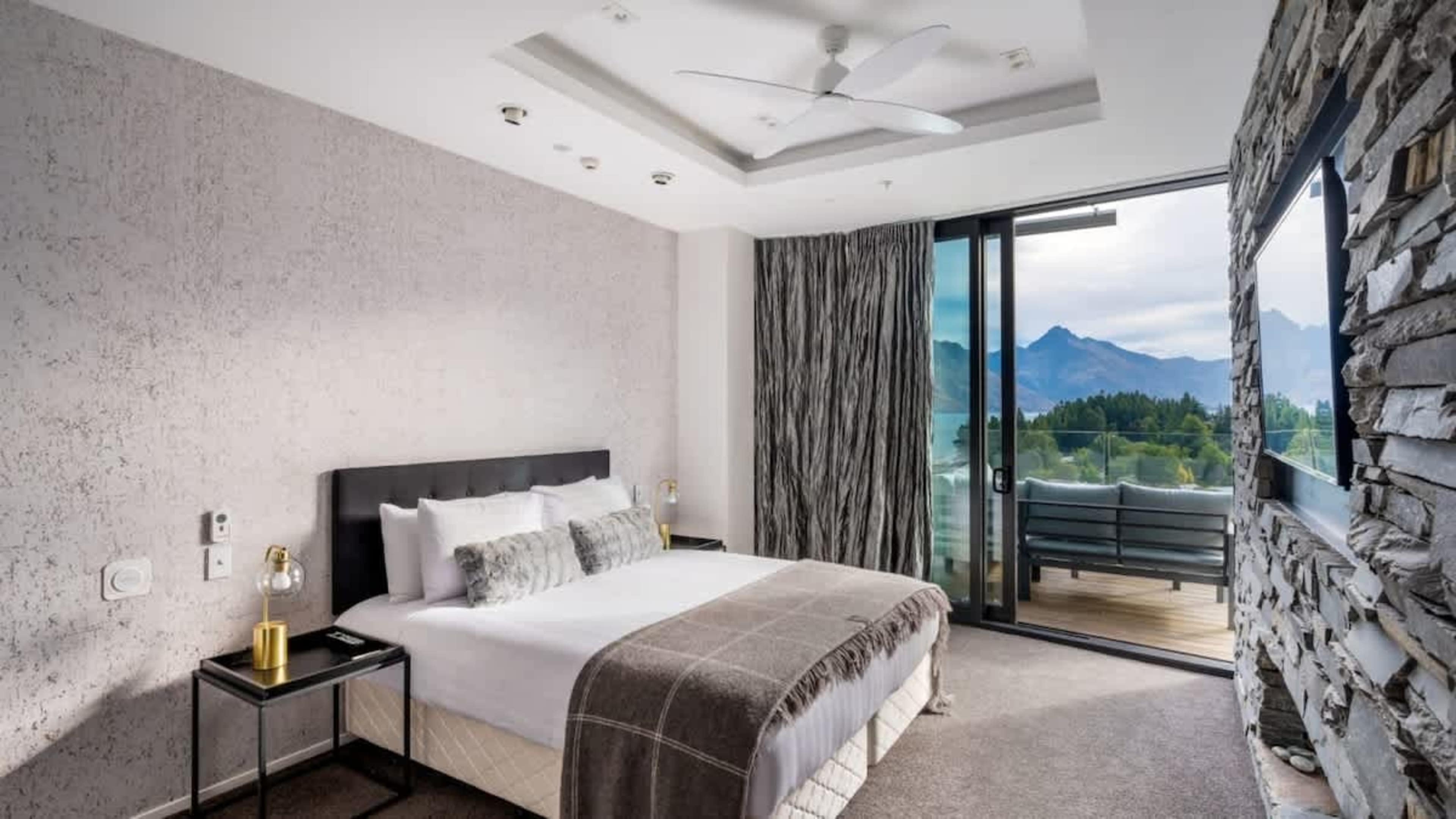 Master Bedroom with Ensuite and Stunning Outlook
Relax in the master suite, offering a walk-in wardrobe, private ensuite, and seamless deck access to enjoy unparalleled views of Queenstown’s natural beauty.