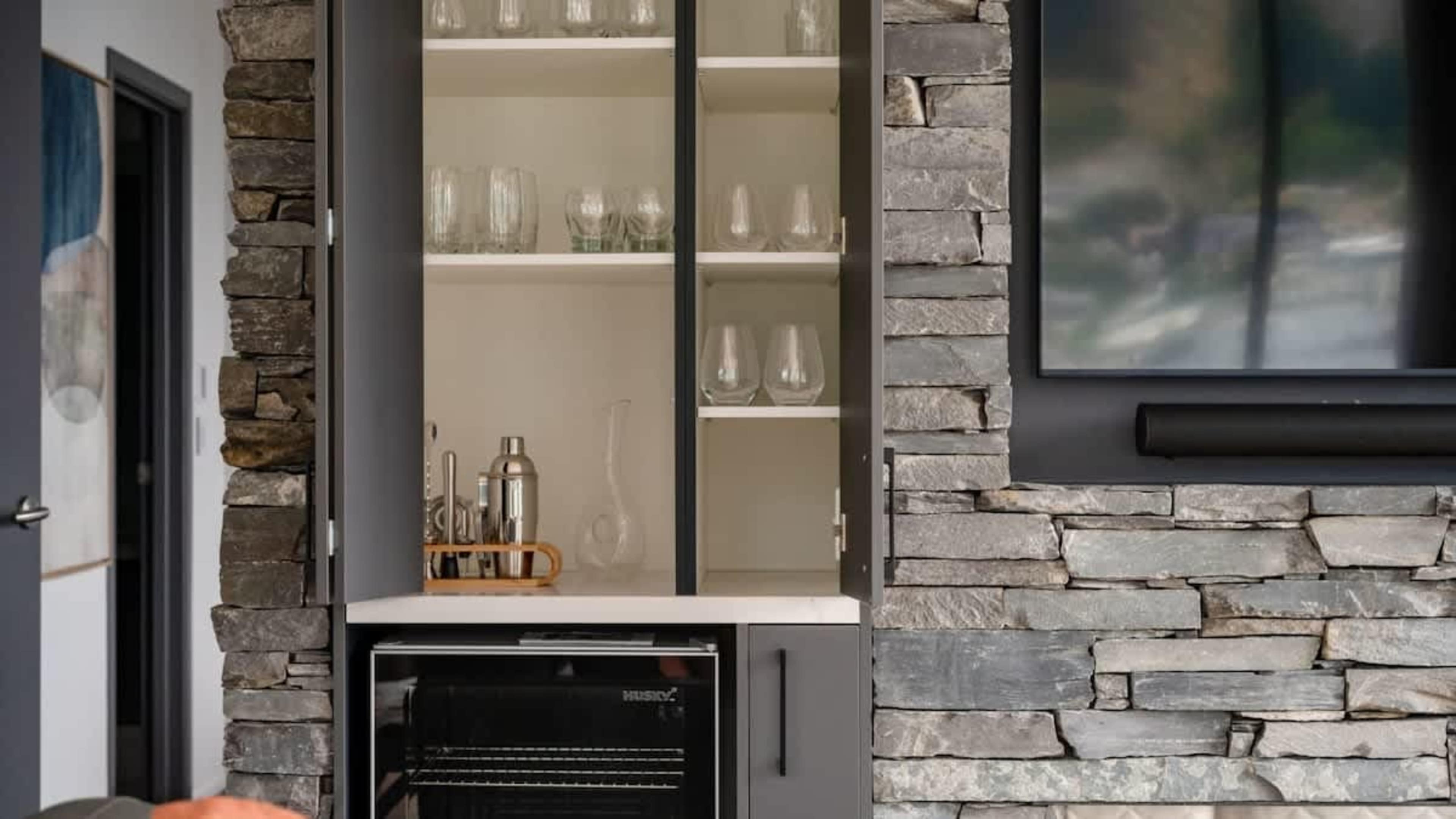 
Stylish Wet Bar for Entertaining
Elevate your gatherings with the sleek wet bar, perfect for crafting cocktails and enjoying drinks while taking in the stunning Queenstown views.