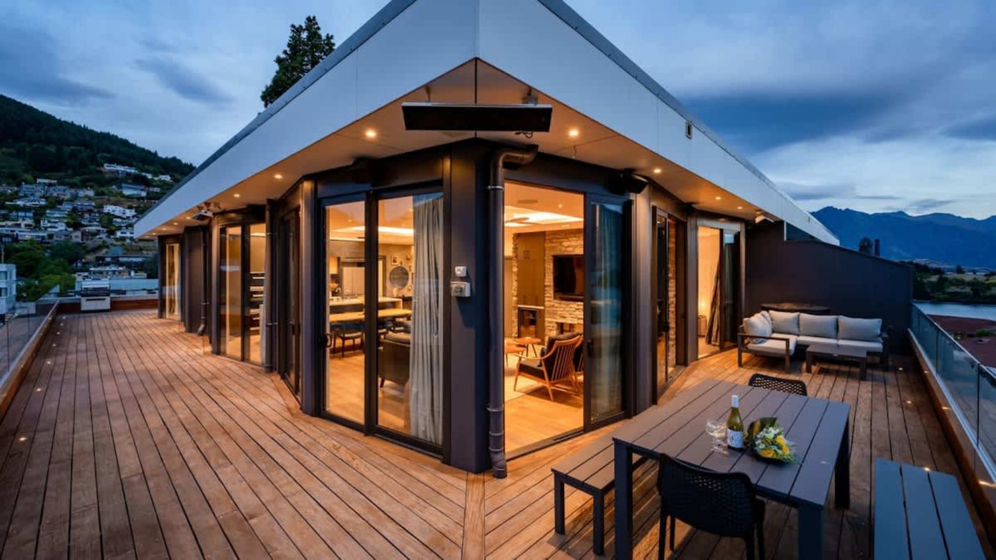 Balcony with BBQ and Stunning Vistas
Take in the stunning vistas from the balcony, including views of Queenstown CBD, the lake, and mountains, complemented by a BBQ for al fresco dining.