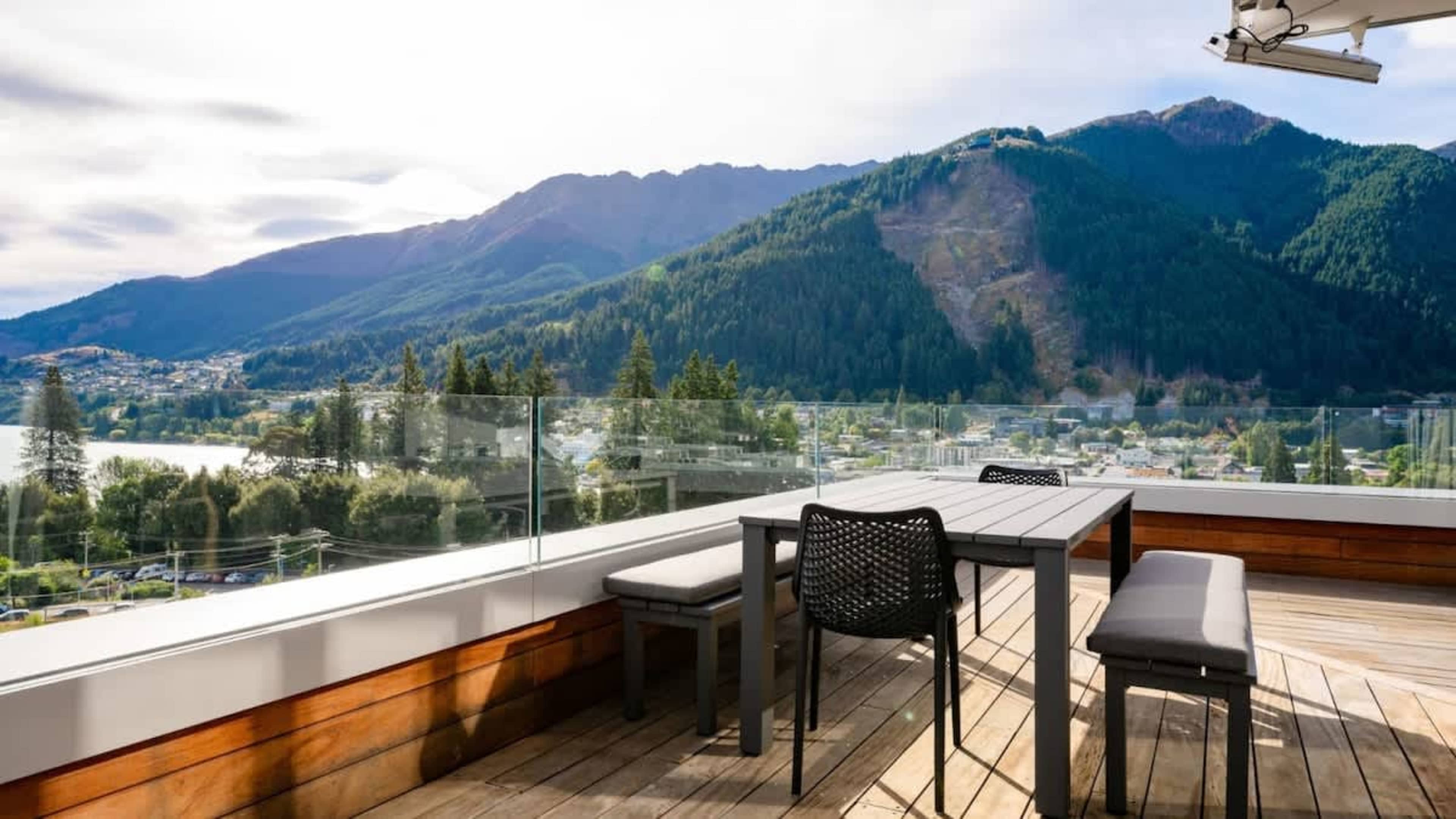 Balcony with BBQ, Lake Views, and Mountain Vistas
Enjoy the fresh air and scenic beauty from the balcony, complete with a BBQ, overlooking Queenstown CBD, the lake, and stunning mountain views.