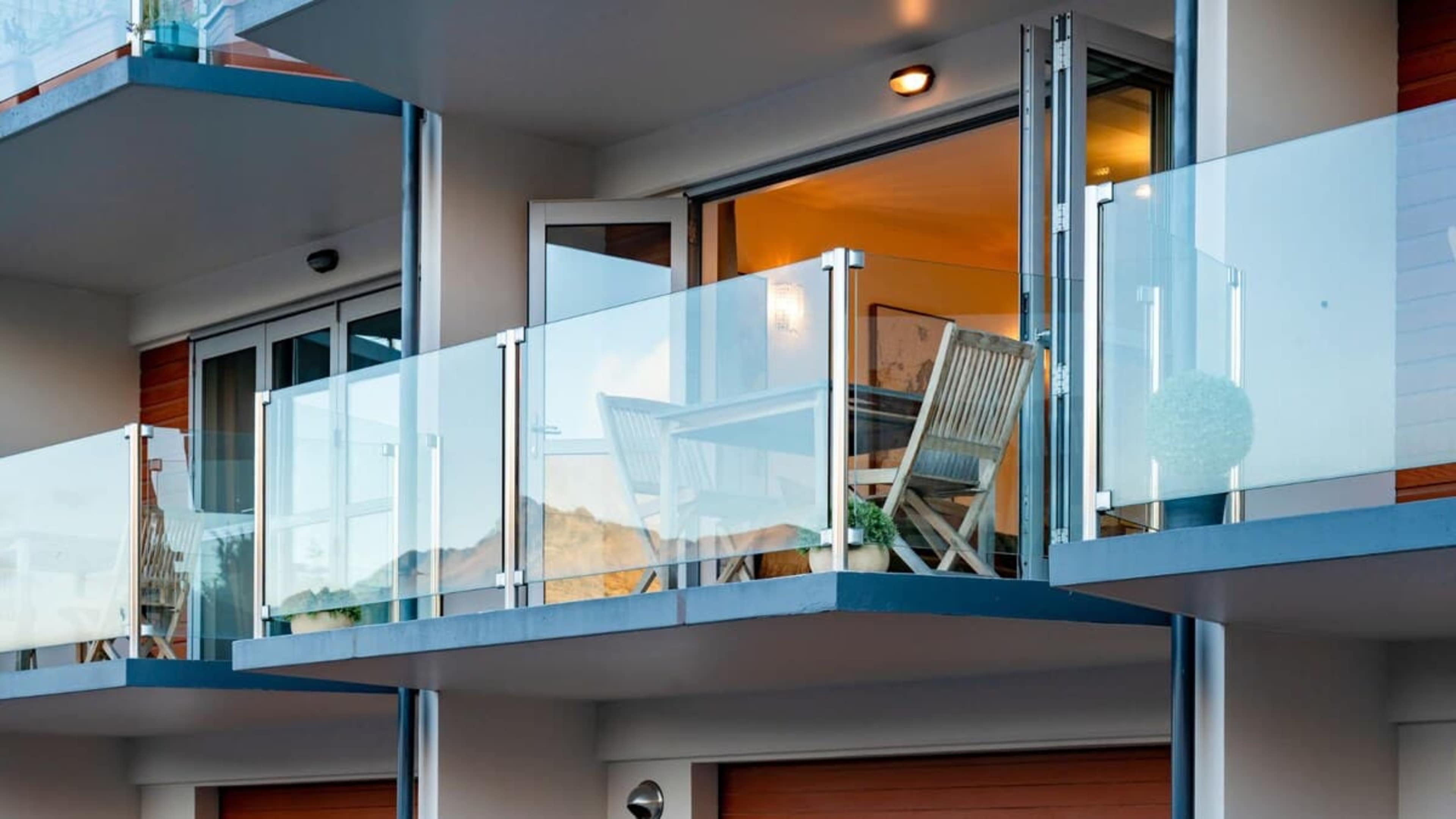 The balcony offers sweeping views of the lake and mountains, perfect for enjoying a cup of coffee in the morning or a glass of wine in the evening.
Luxury Escapes NZ