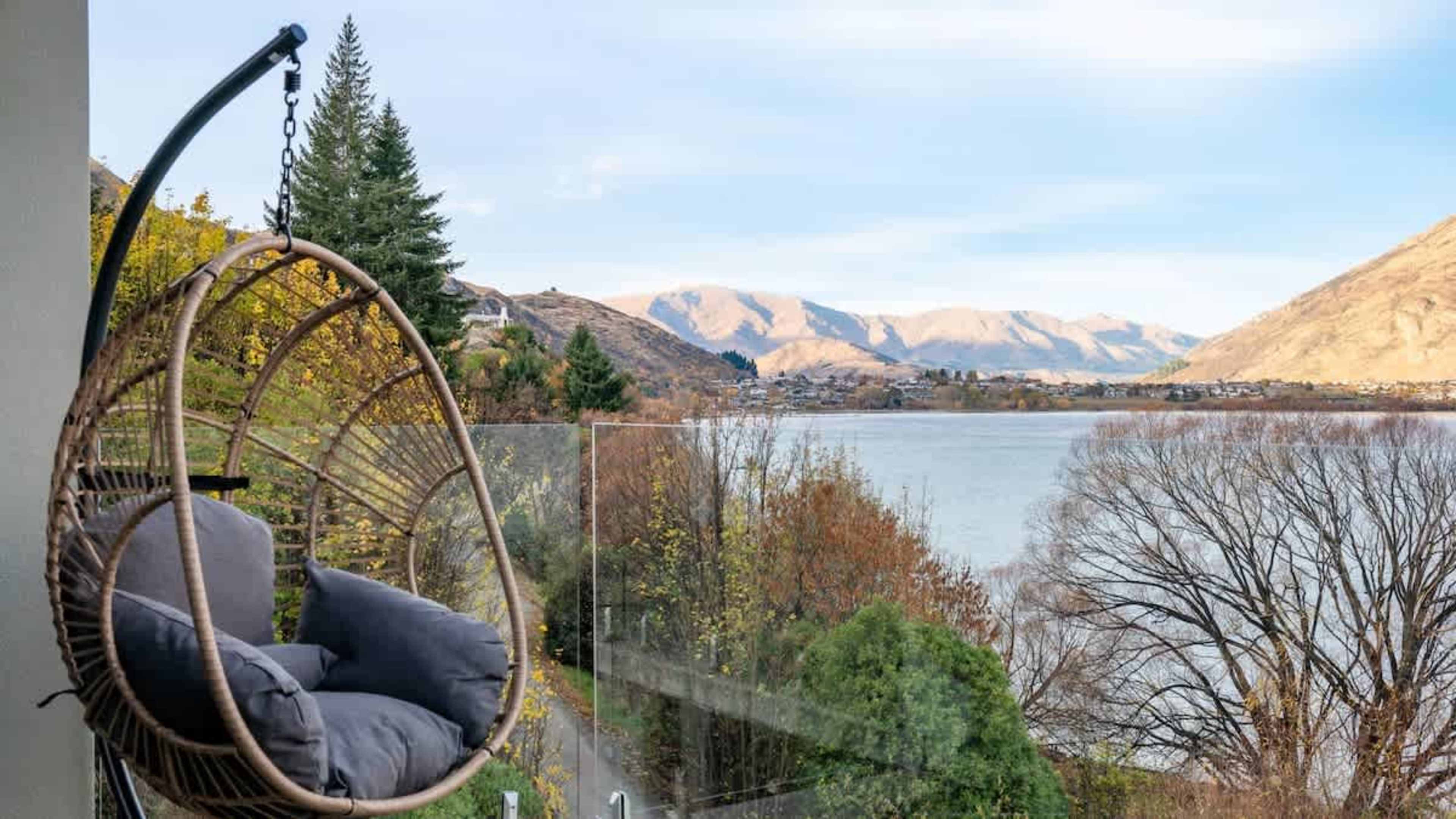 Scenic Patio with BBQ and Lakefront Views – Relax and entertain on this spacious patio, featuring a BBQ grill and panoramic views of the lake and mountains, ideal for outdoor dining and enjoying Queenstown's natural beauty.