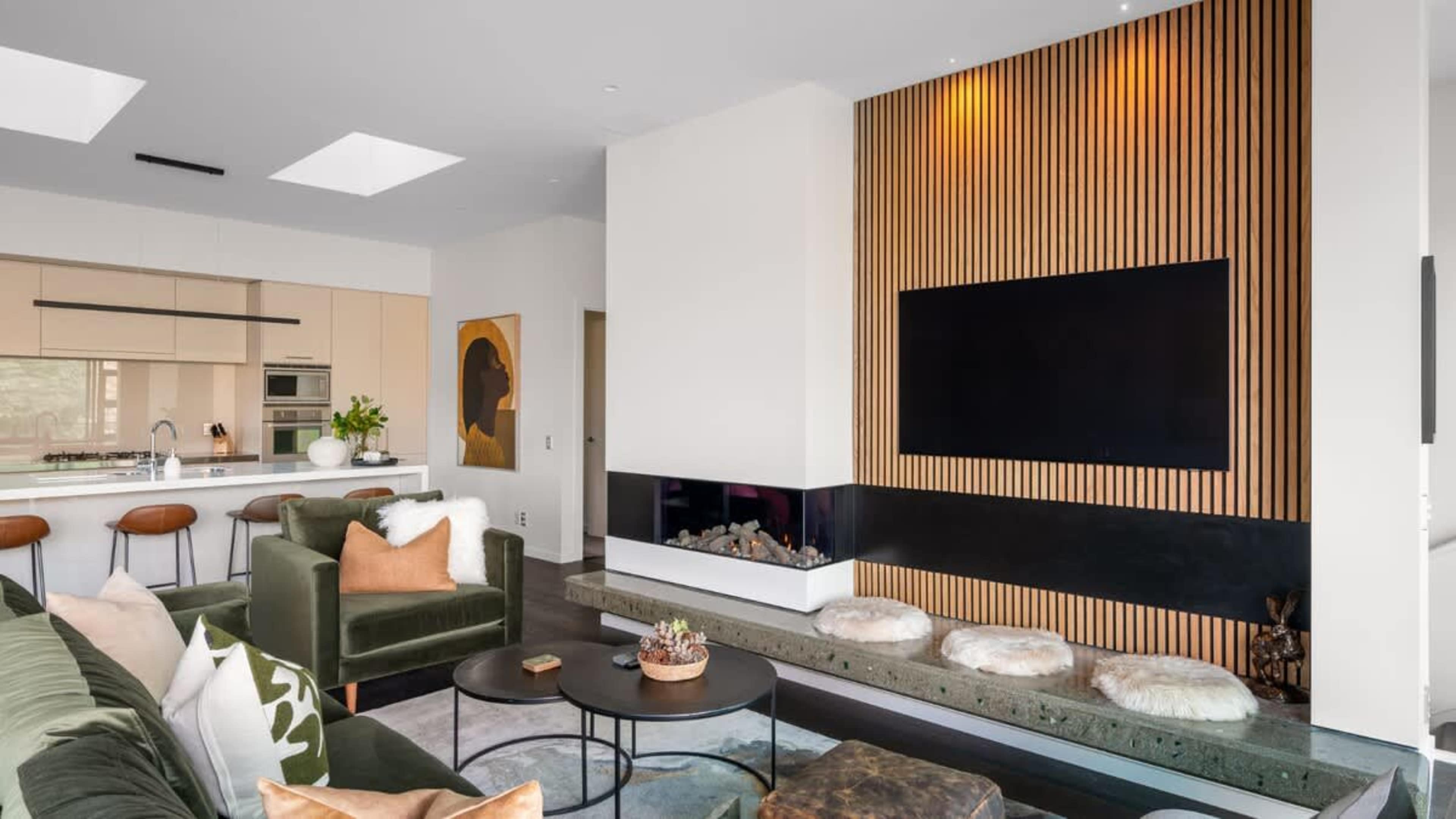 Luxurious Living Room with Fireplace and Views
Experience ultimate comfort in the modern living room, complete with stunning views, a cozy gas fireplace, air conditioning, and heat pump, offering a luxe space for relaxation.