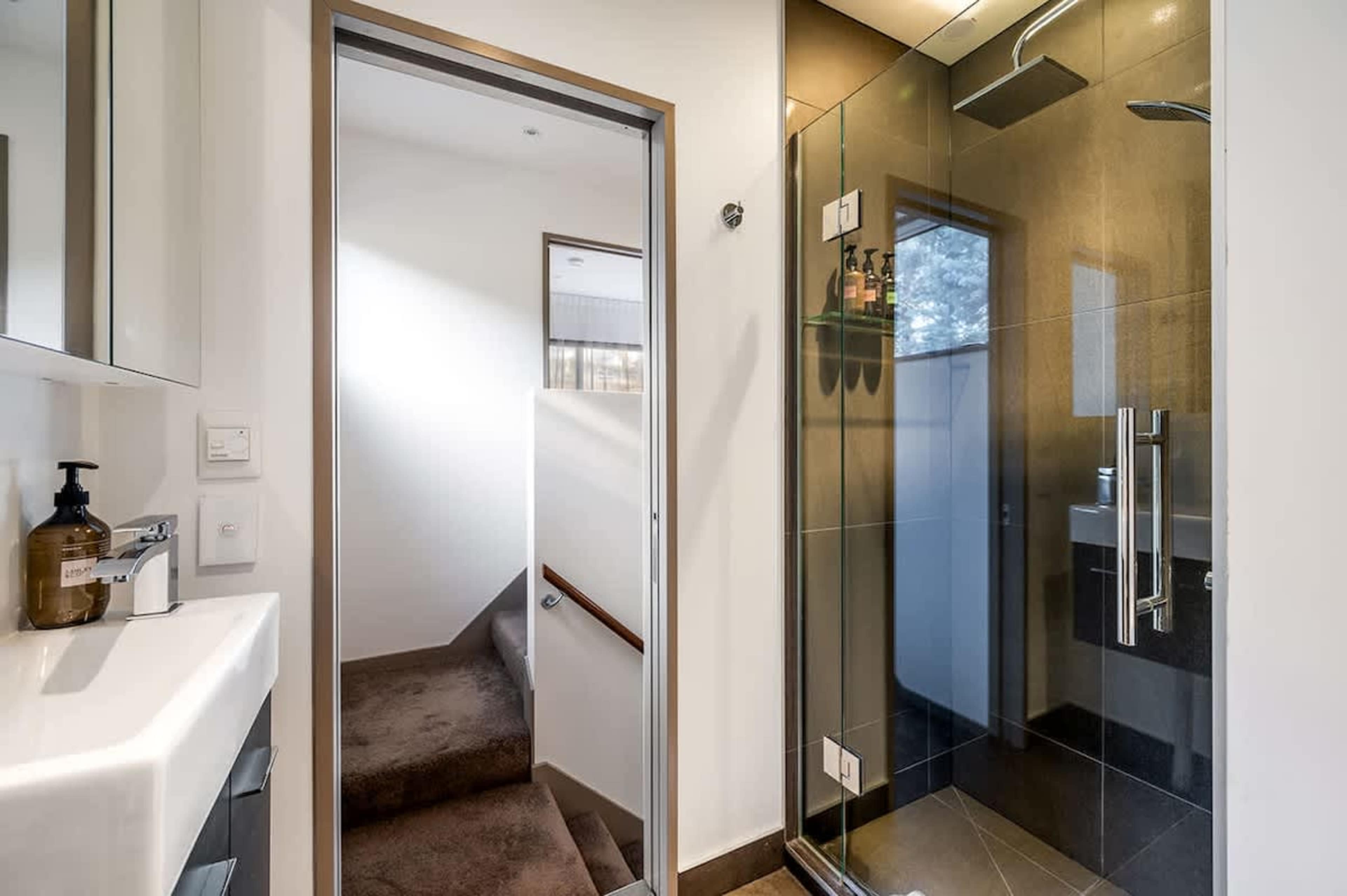 Elegant Ensuite Bathroom with Modern Features
Step into this luxurious ensuite bathroom, featuring sleek contemporary design, a spacious walk-in shower, and high-end fixtures. Pamper yourself with premium bath amenities in a serene setting.