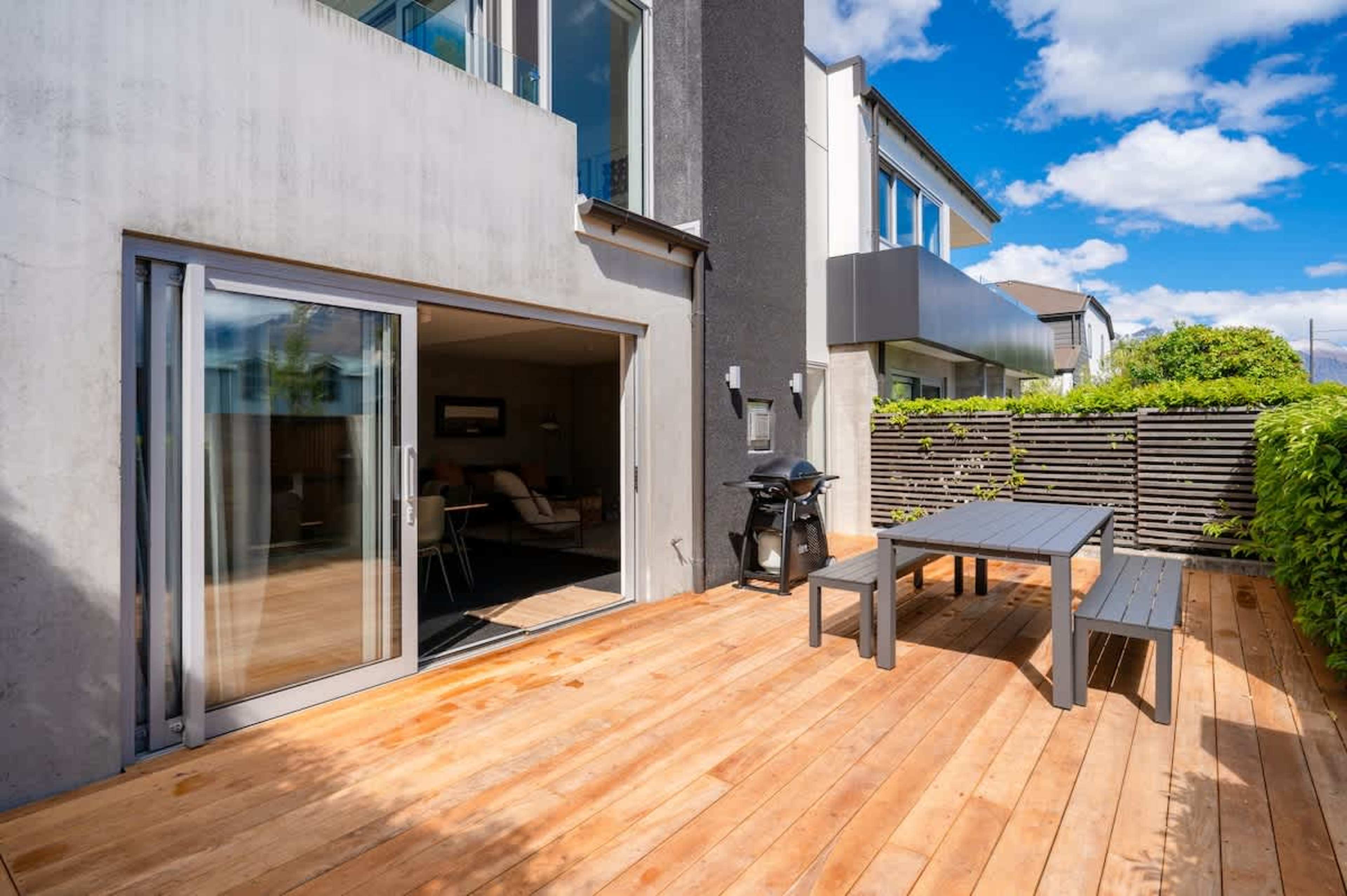 Indoor / outdoor flow The BBQ and outdoor dining area is a wonderful extension of the bright and inviting interior dining area, perfect for family and friends gatherings, or simple meals al fresco