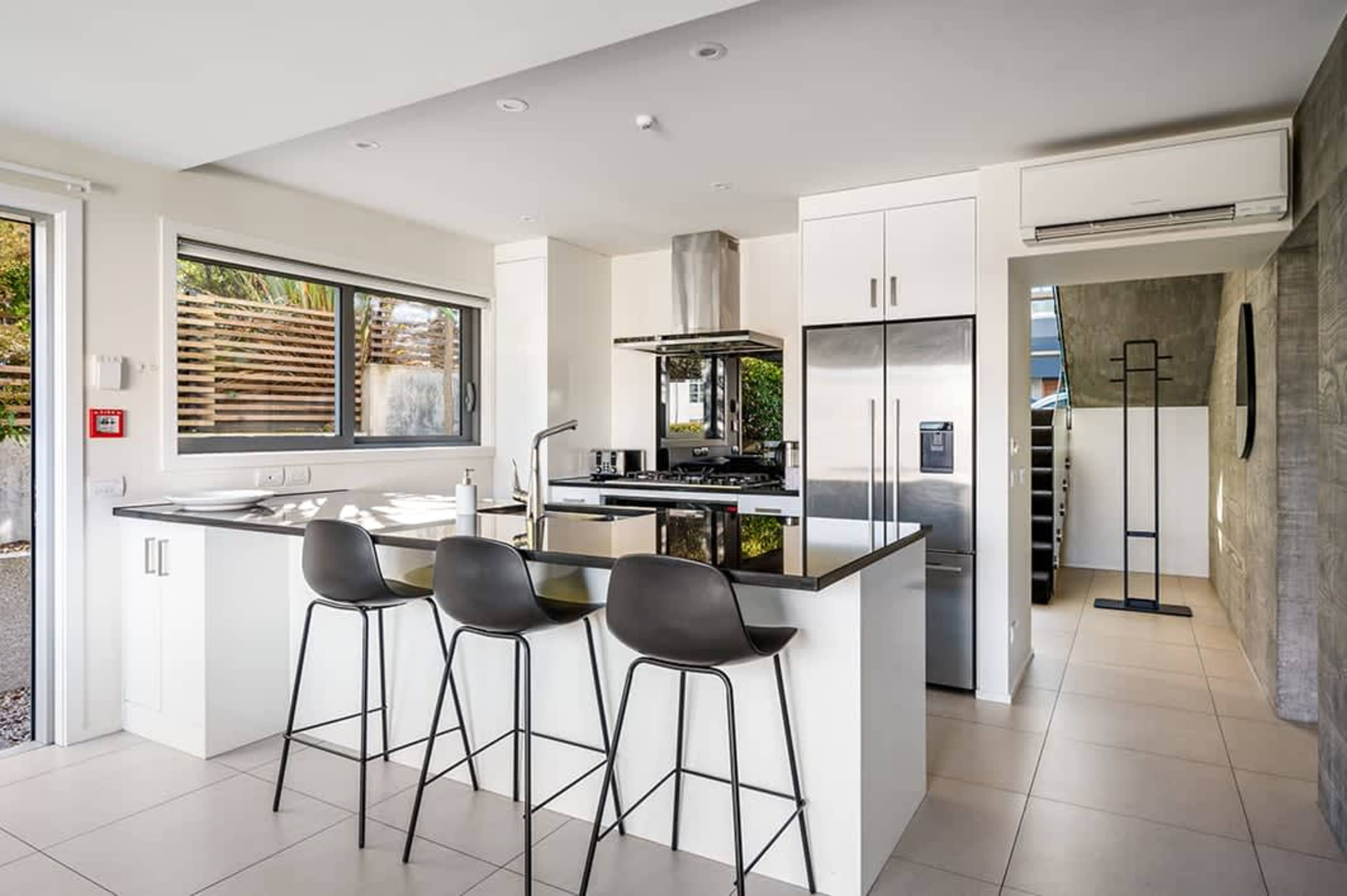 Dine In or Out, Your Choice!
With a brand new kitchen fitted with all the mod cons, you have the freedom to whip up meals at home or take a short walk to explore Queenstown's array of dining options. 