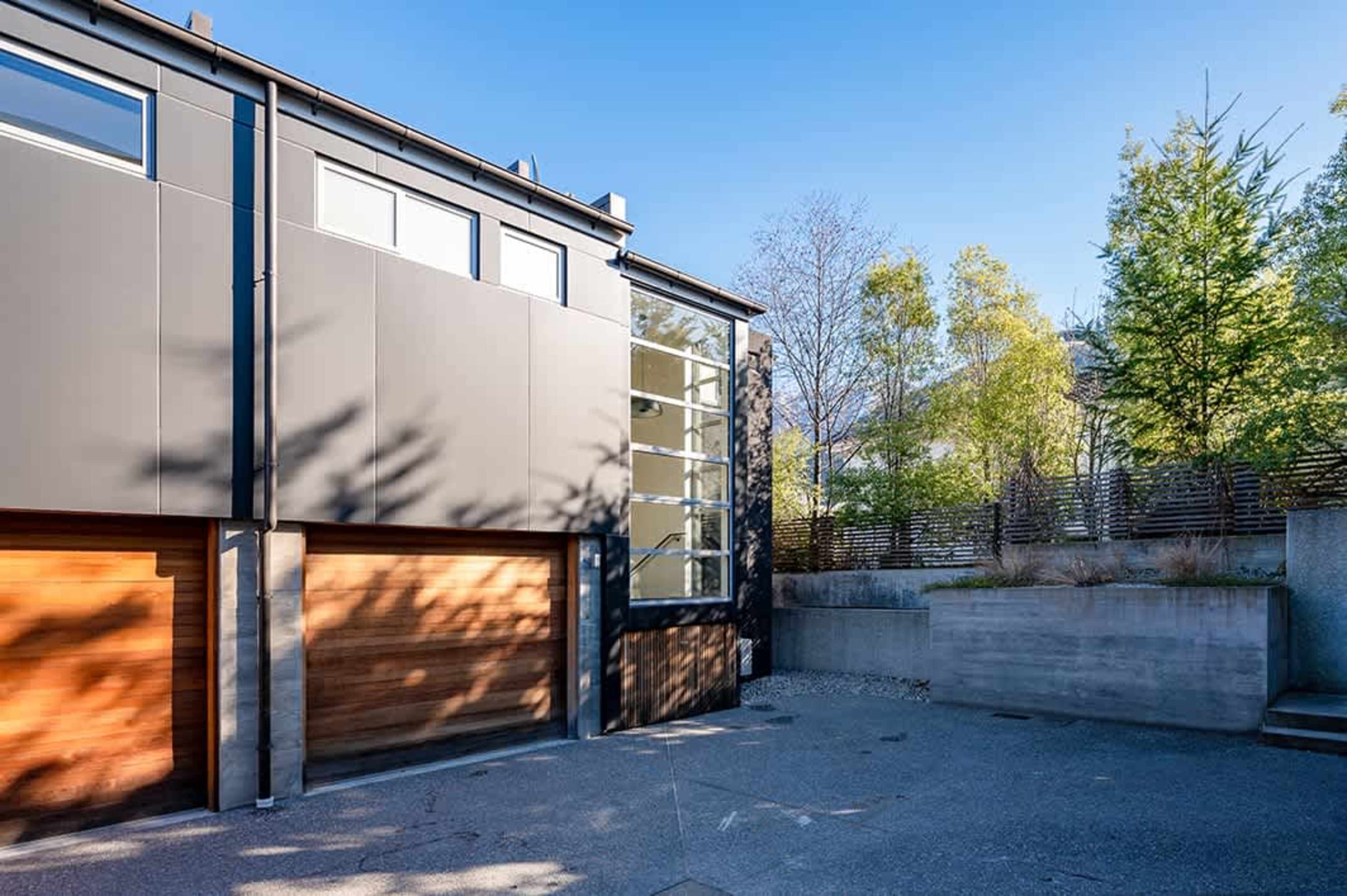 Secure Parking in a Convenient Location
The garage provides a secure spot for your vehicle, ensuring peace of mind during your stay. With direct access to the apartment, you’ll find it easy to load and unload your belongings.
