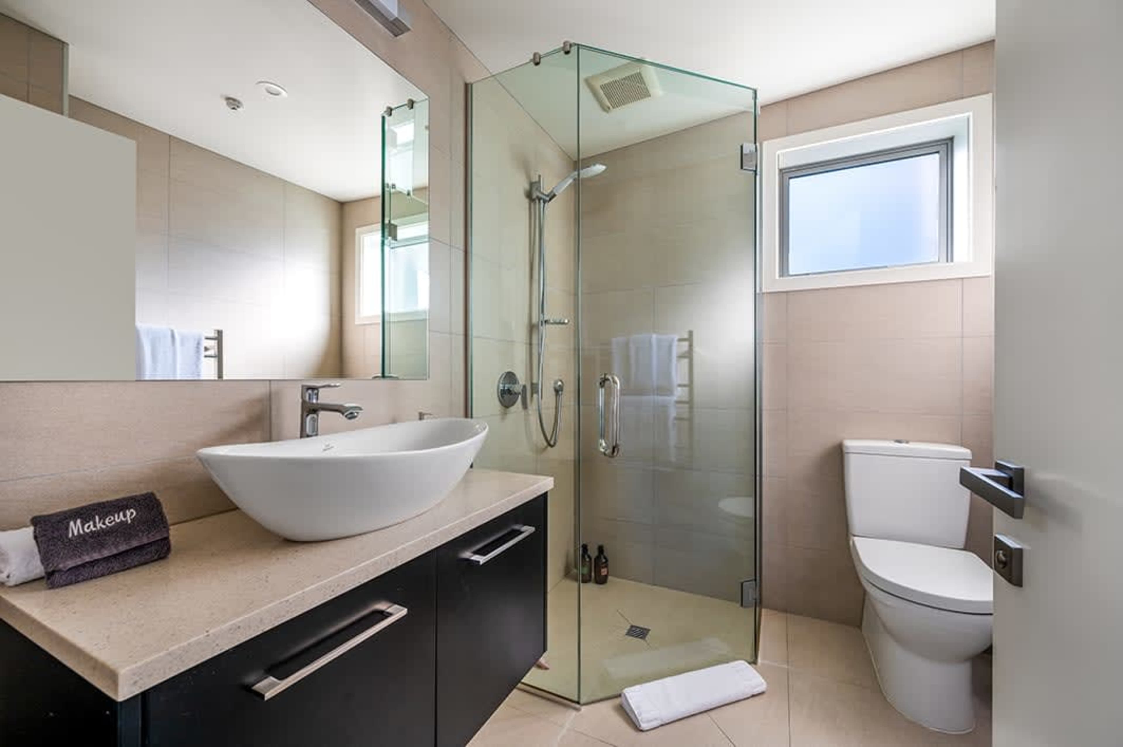 Sleek and Modern Ensuite Bathroom
This ensuite features a contemporary design with modern fixtures, a spacious shower, and elegant finishes. Perfect for refreshing after a day out in Queenstown or starting your morning in comfort and style.