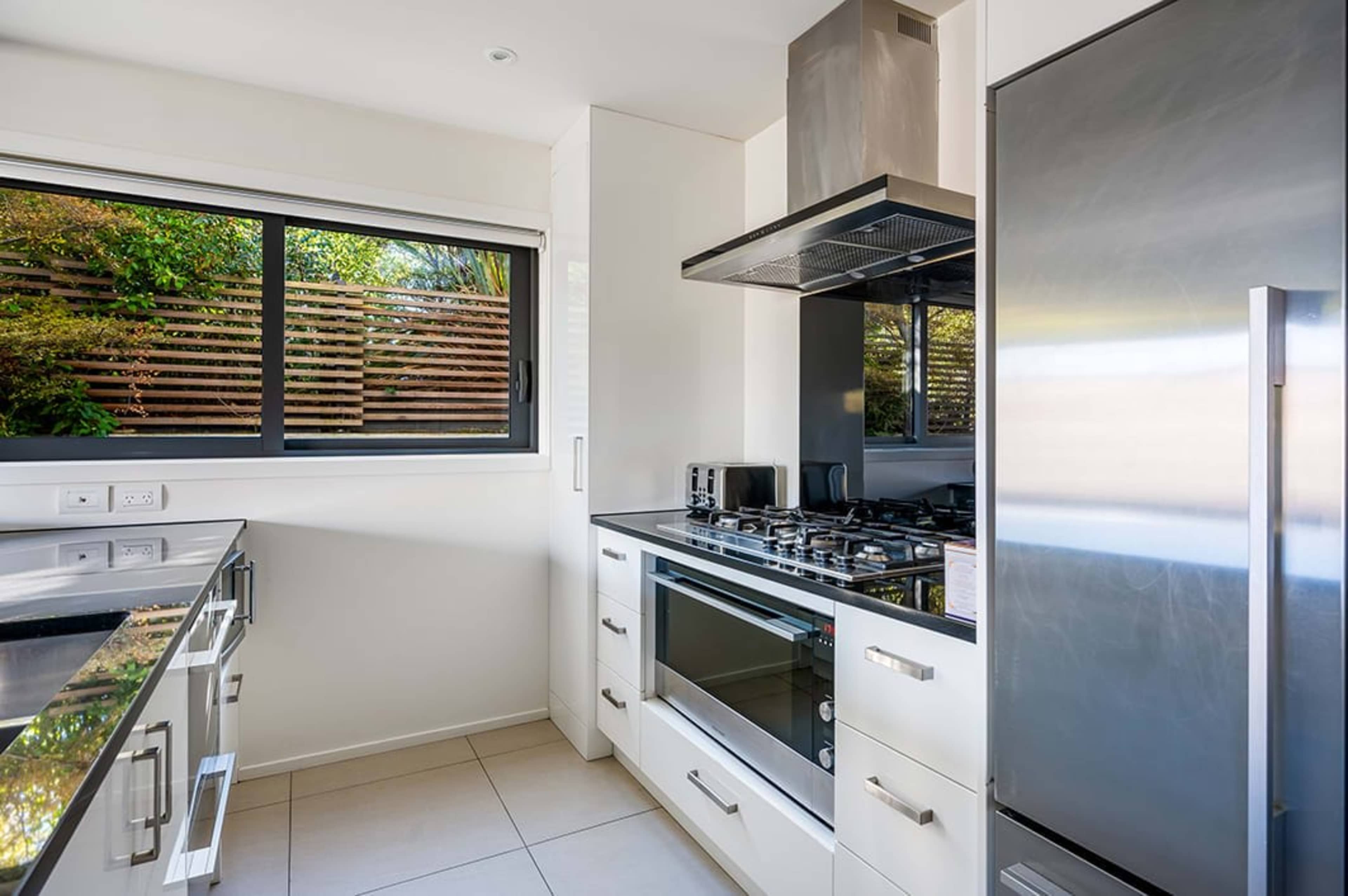 Brand New Kitchen with Modern Conveniences
This kitchen features sleek countertops, all the latest appliances, and plenty of space to cook and dine in. Whether you’re preparing a meal at home or heading out to enjoy Queenstown’s vibrant dining scene