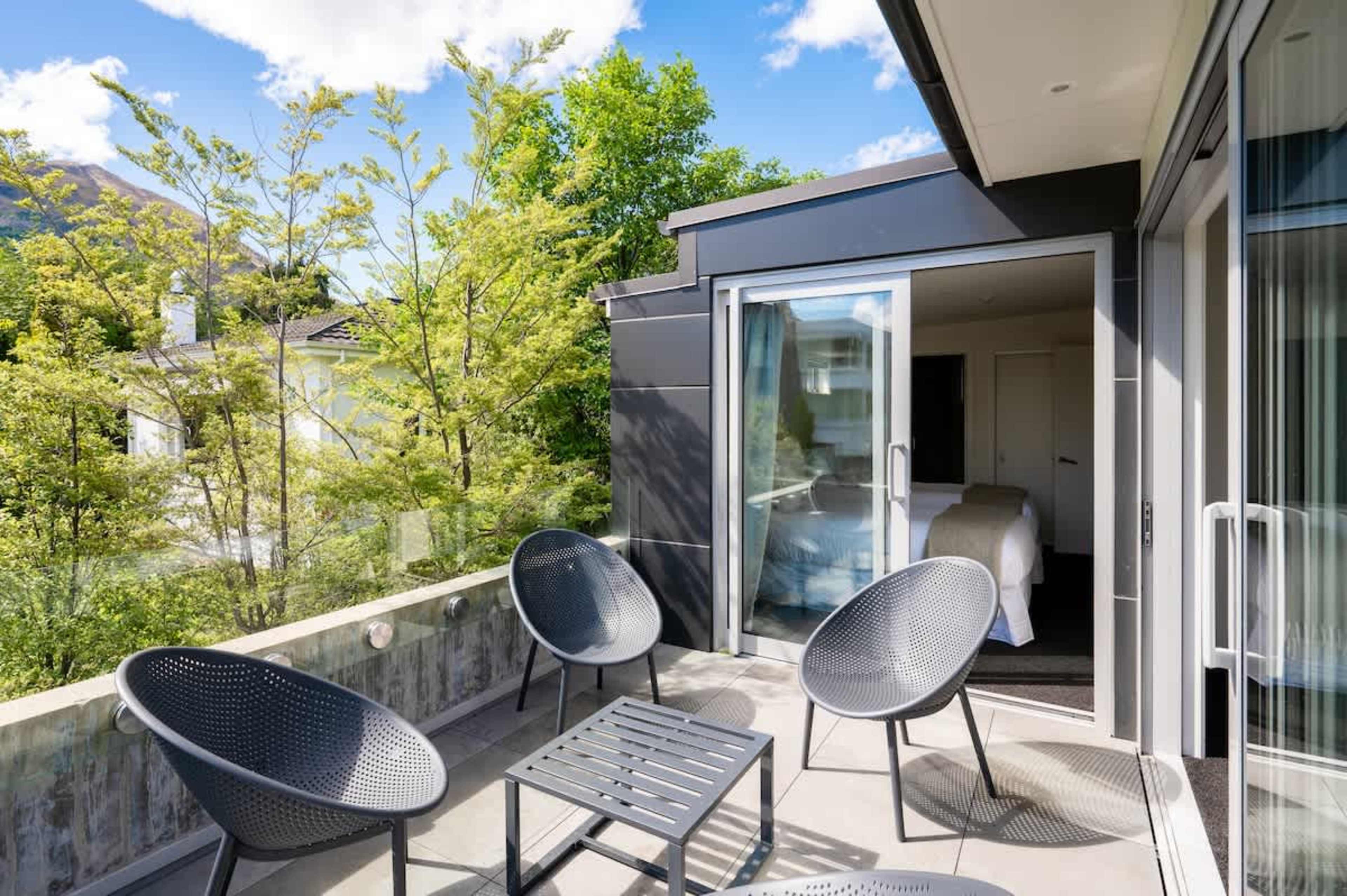 Sun Drenched Patio Privacy Opening out from the twin bed room you can access the comfortable outdoor lounge suite on this private patio to enjoy the fresh crips queenstown air or to settle in the sun for your morning beverage!