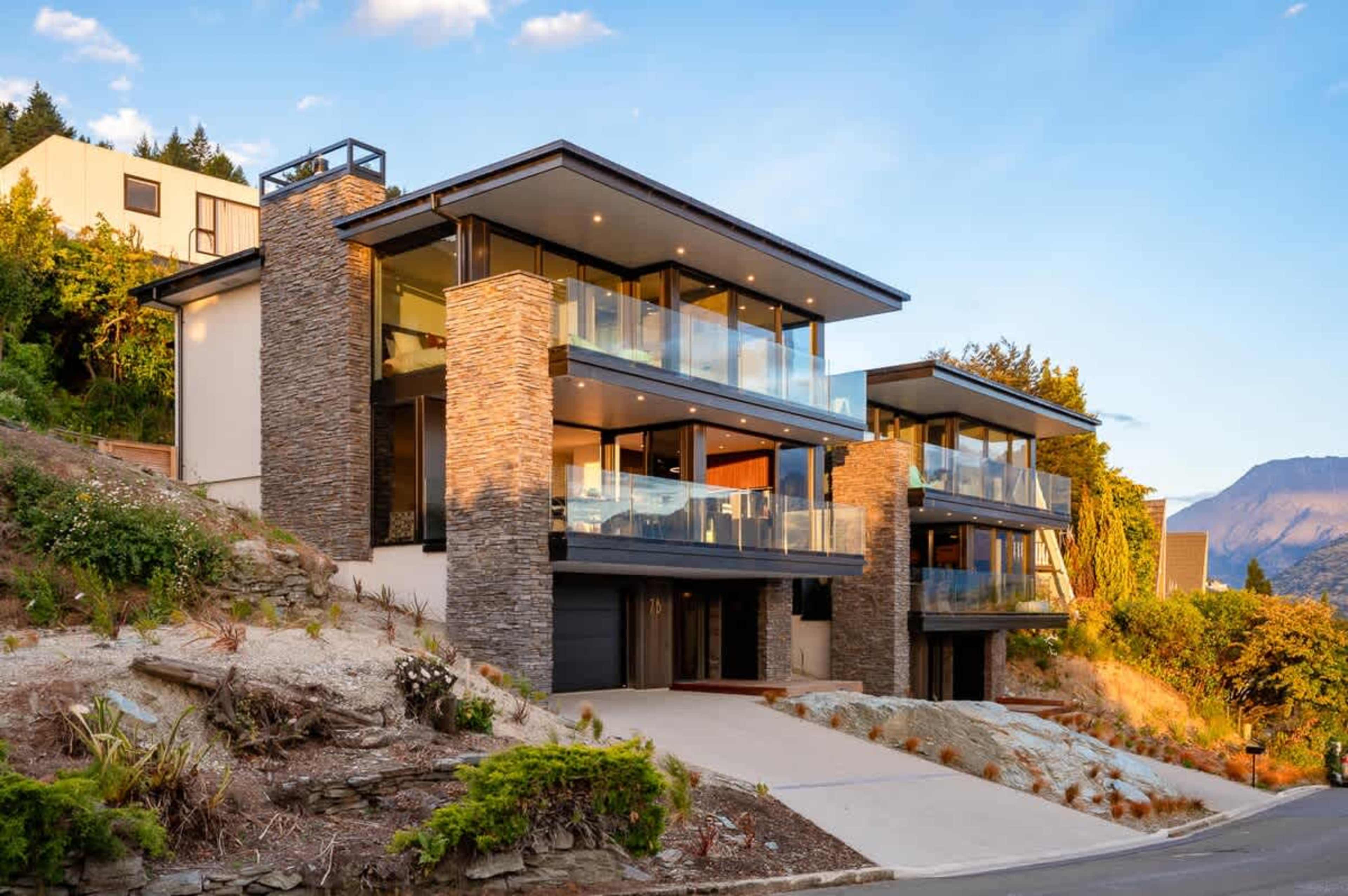 Queenstown Luxury Villa with Stunning Lake Views
Showcase Brookbank Villa’s expansive windows framing Lake Wakatipu’s breathtaking views, blending luxury with nature in Queenstown.