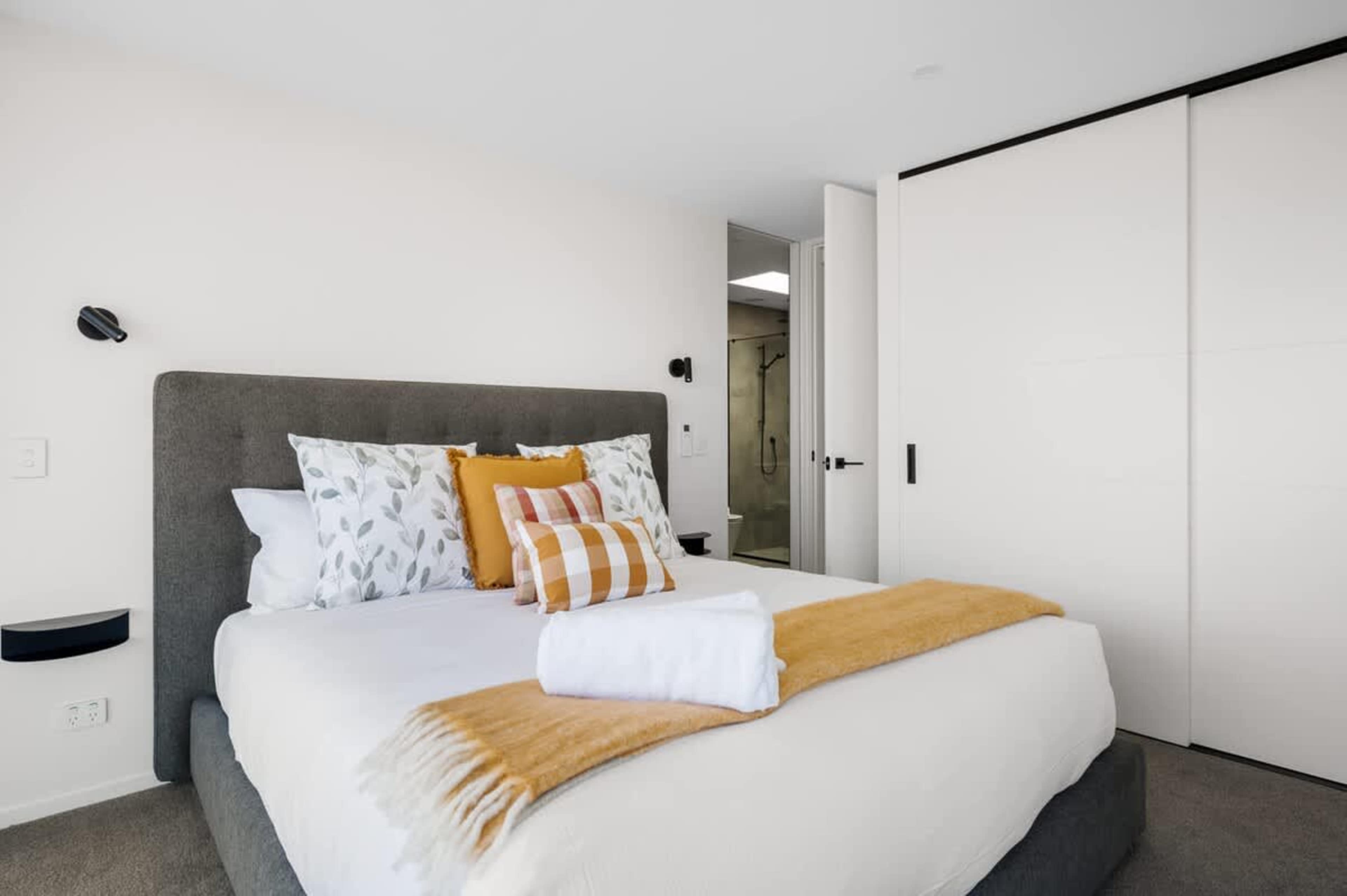 Second Bedroom with AC and Relaxing Ambiance
With air conditioning and a tranquil setting, the second bedroom provides a serene space to unwind and enjoy a restful sleep.