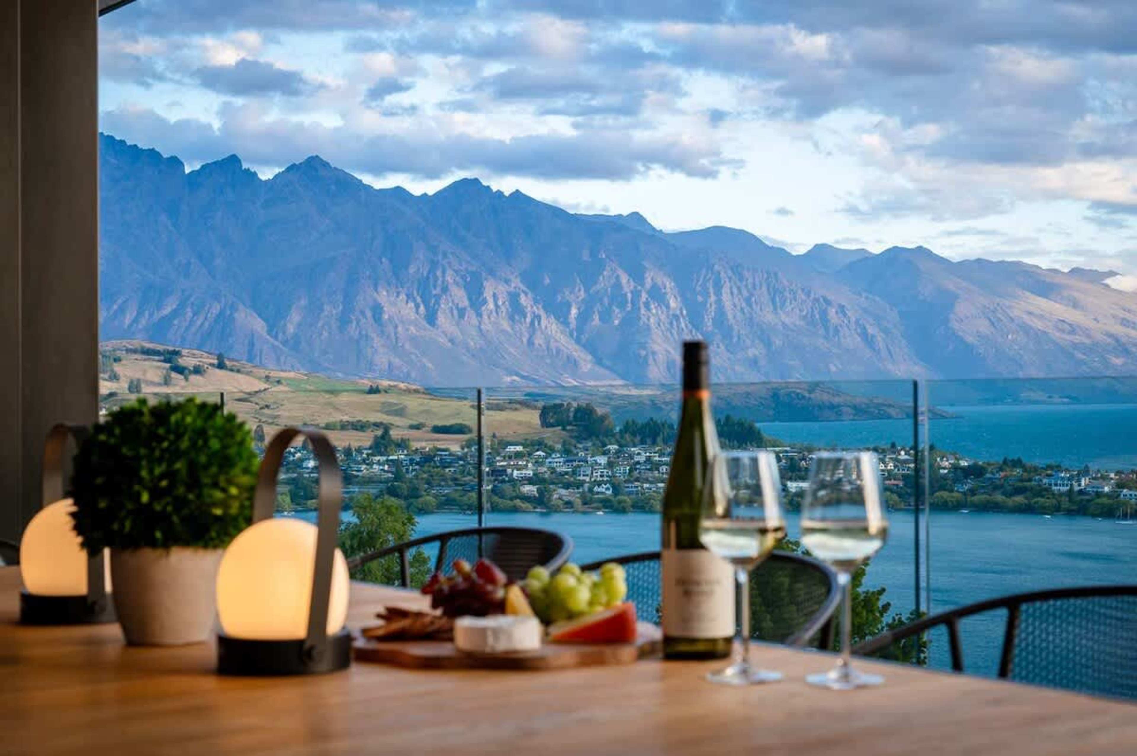 Enjoy Otago Wines on the Patio with Lake Views
Sip on premium Otago wines while taking in the tranquil beauty of the lake and mountain vistas from the villa’s inviting patio.
