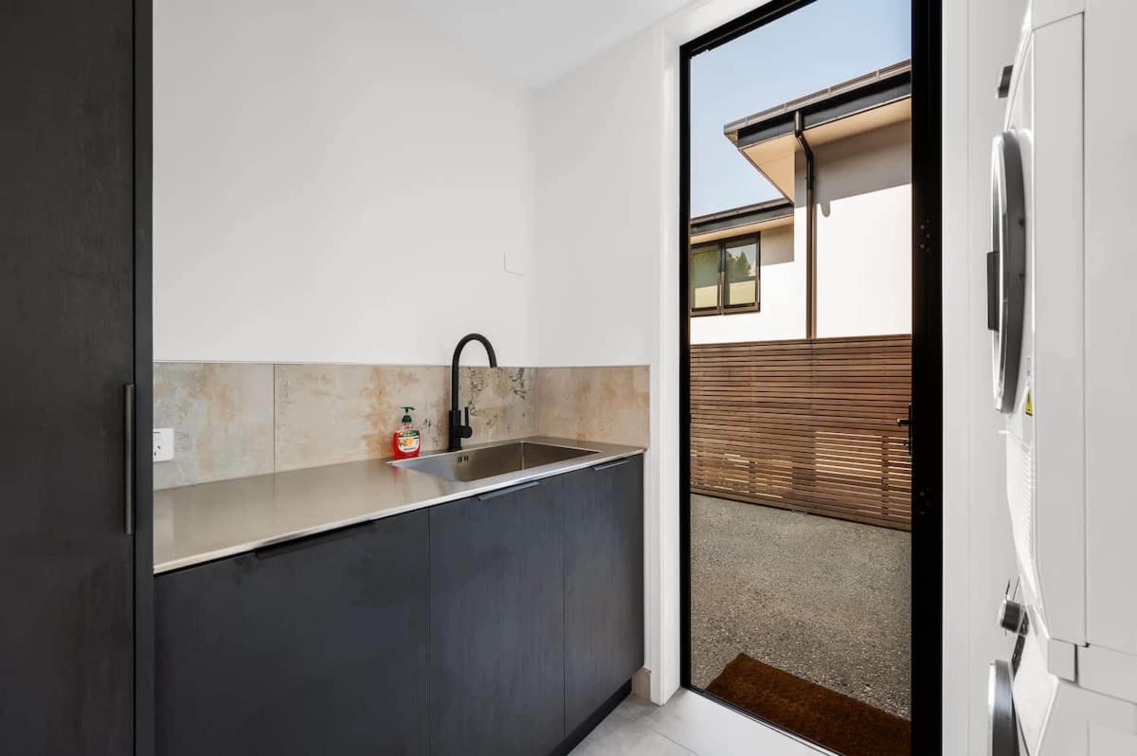 Convenient Laundry with Modern Amenities
The well-equipped laundry features modern appliances, making it easy to keep your clothes fresh and clean during your stay.