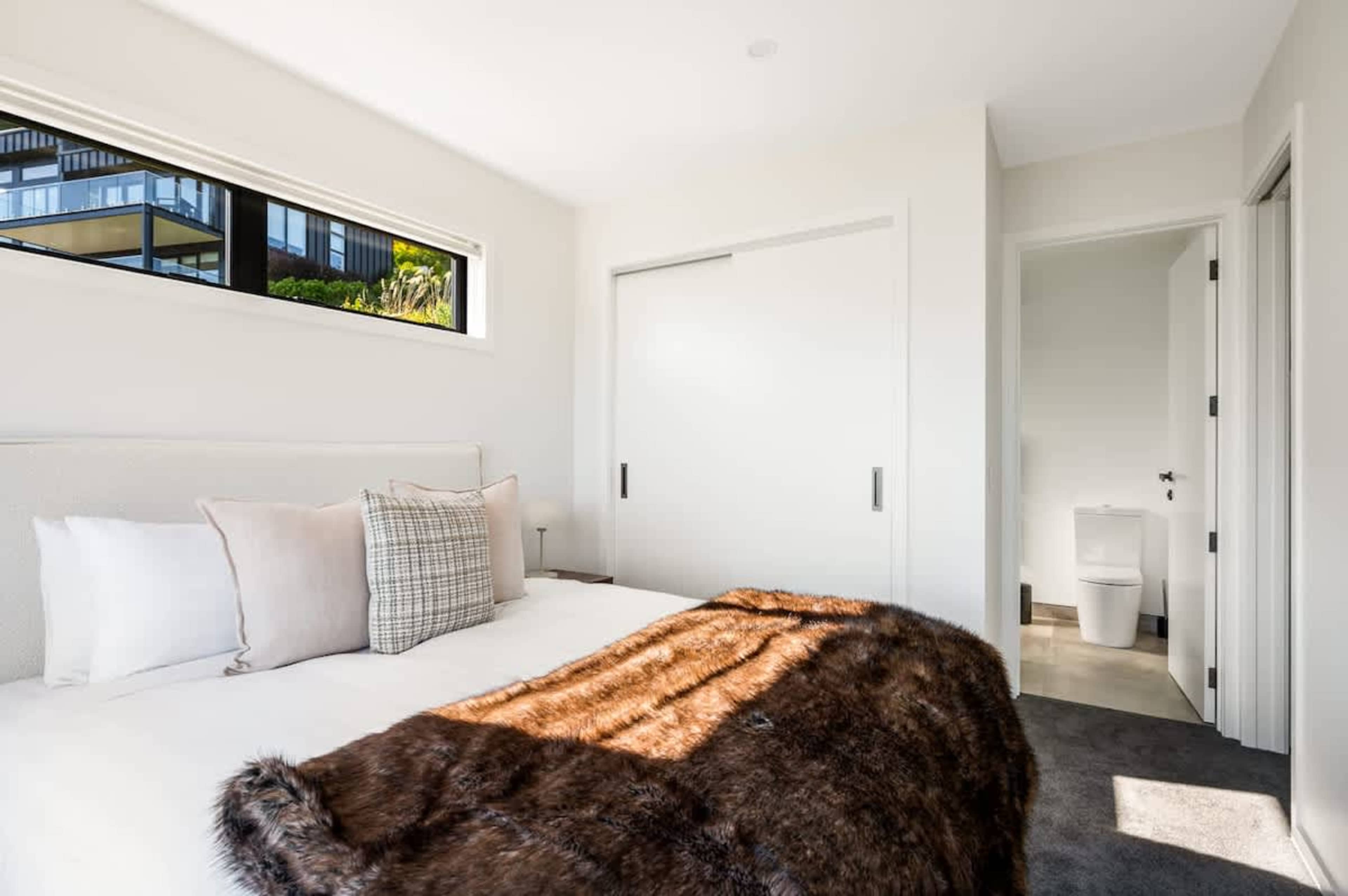 Private Ensuite and Views – The second master suite offers a serene escape with a stylish ensuite bathroom and sweeping views of the surrounding mountains, ensuring a restful and luxurious stay.