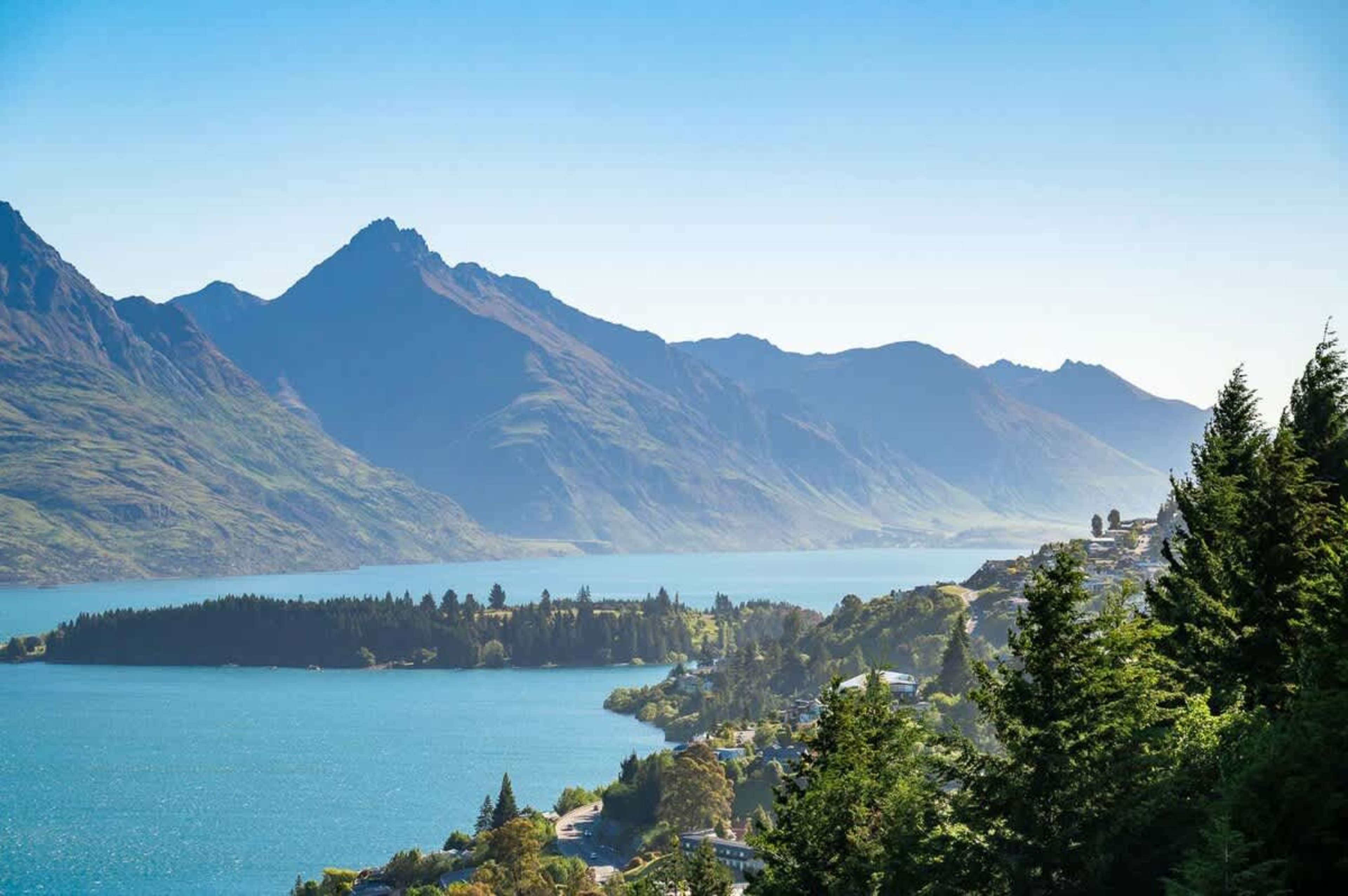BBQ & Outdoor Dining with Scenic Views – The balcony’s BBQ and dining area provide an ideal spot for outdoor entertaining, where you can grill while enjoying the breathtaking vistas of Queenstown.