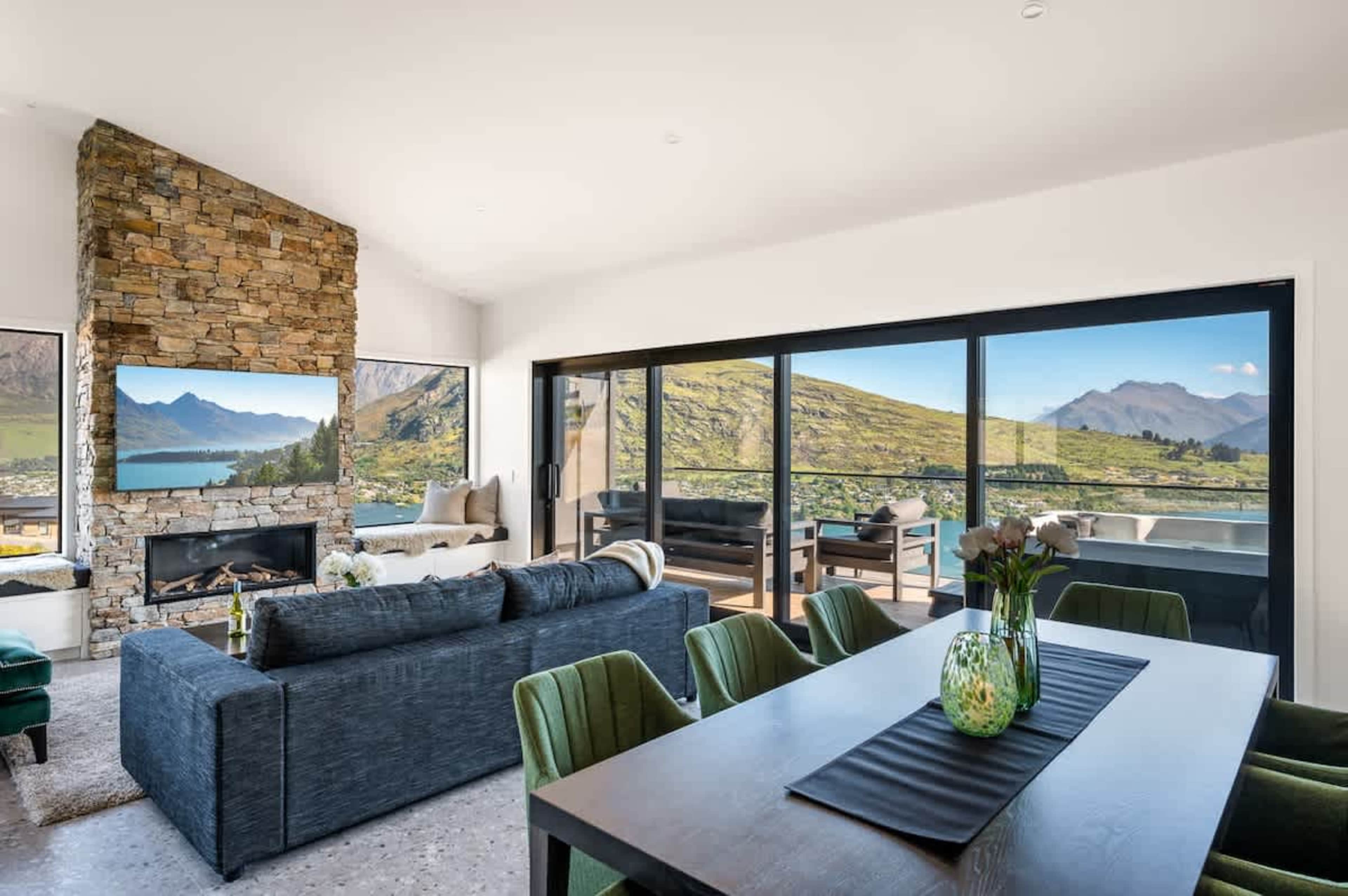 Outdoor Dining on the Deck – Enjoy alfresco meals on the spacious deck, complete with a BBQ and seating, surrounded by stunning views of Queenstown’s alpine landscapes. Perfect for soaking up the fresh air and scenery.