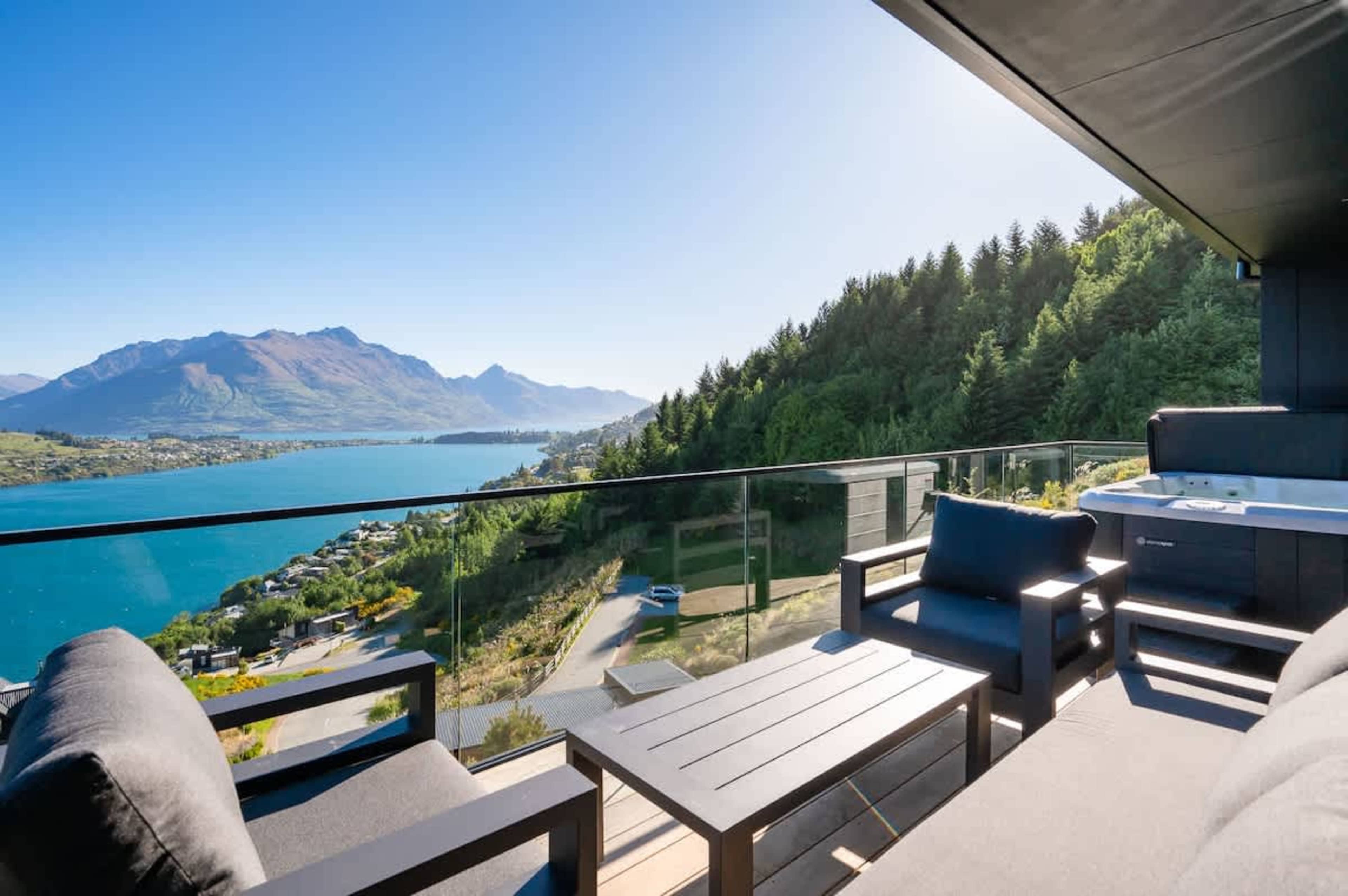 Luxury Hot Tub and Views – Enjoy a soak in the hot tub on the balcony, with the incredible views of Queenstown as your backdrop, offering the perfect way to relax and rejuvenate.