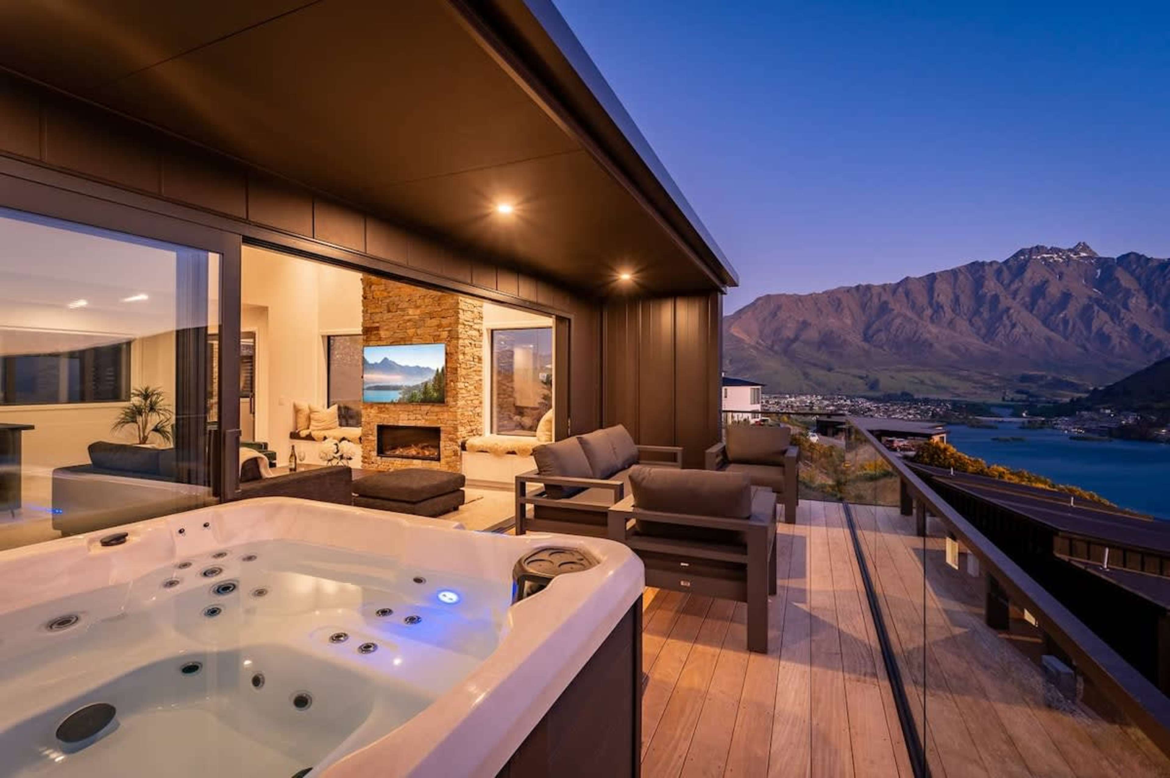 Spacious Balcony with Breathtaking Views – Step onto the large balcony and enjoy panoramic views of Queenstown's stunning mountains and lake, the perfect setting for a morning coffee or an evening glass of wine.
