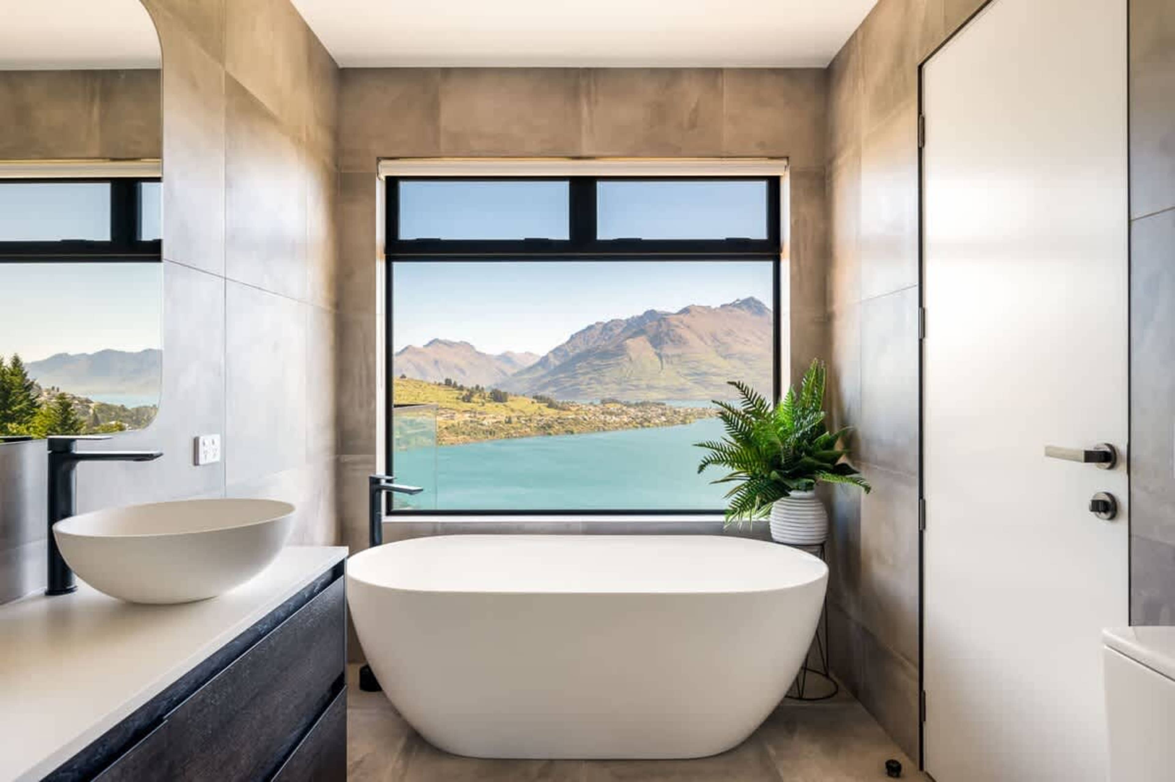 Master Ensuite with Spa Bath – Indulge in the luxury of the master ensuite, featuring a deep spa bath with panoramic views of Queenstown’s mountains, offering the perfect space to relax and unwind.