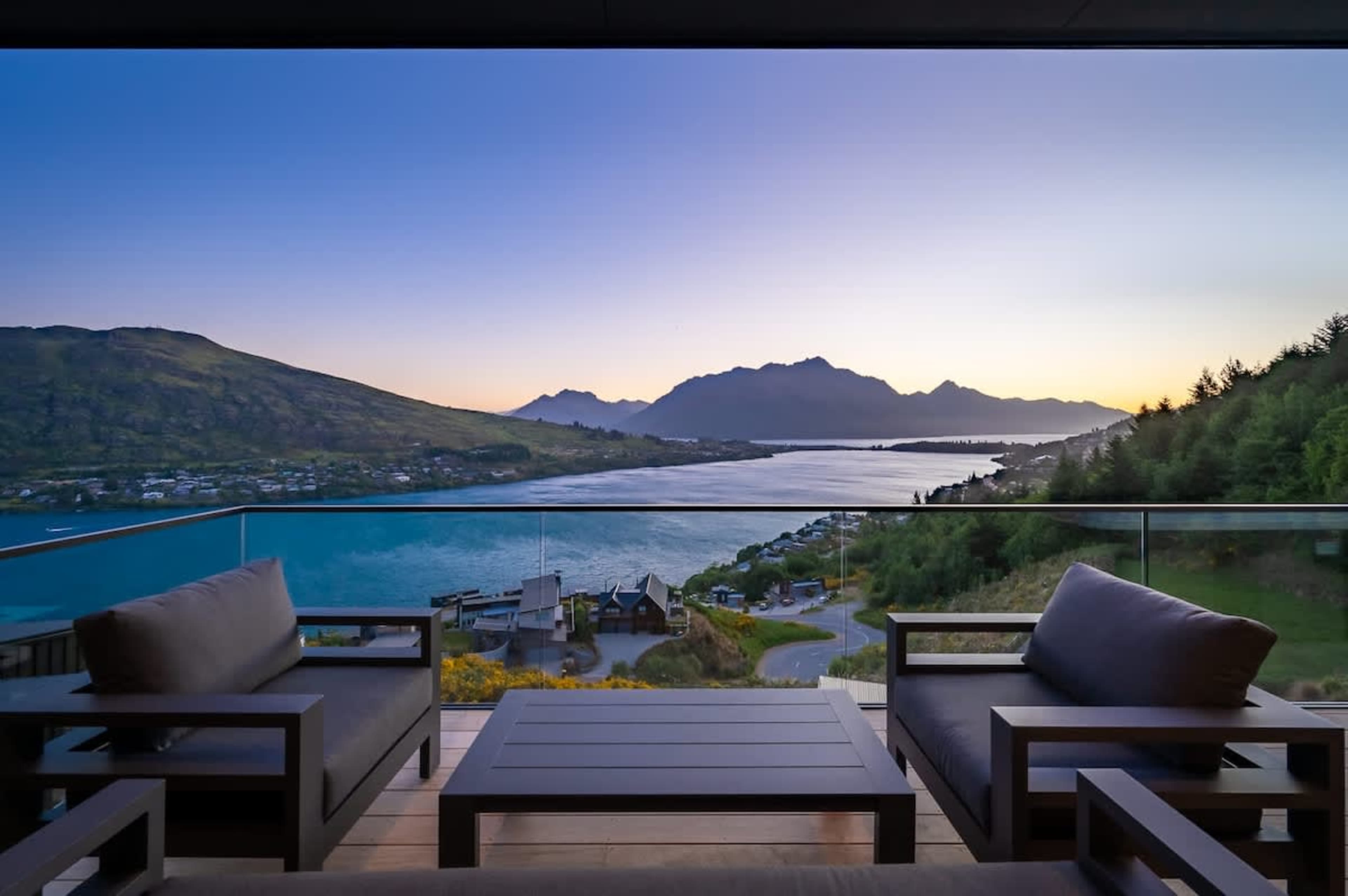 Morning Coffee with Mountain Views – Start your day on the balcony, sipping a freshly brewed coffee while gazing out at the stunning Queenstown landscape – the ideal way to set the tone for your day.