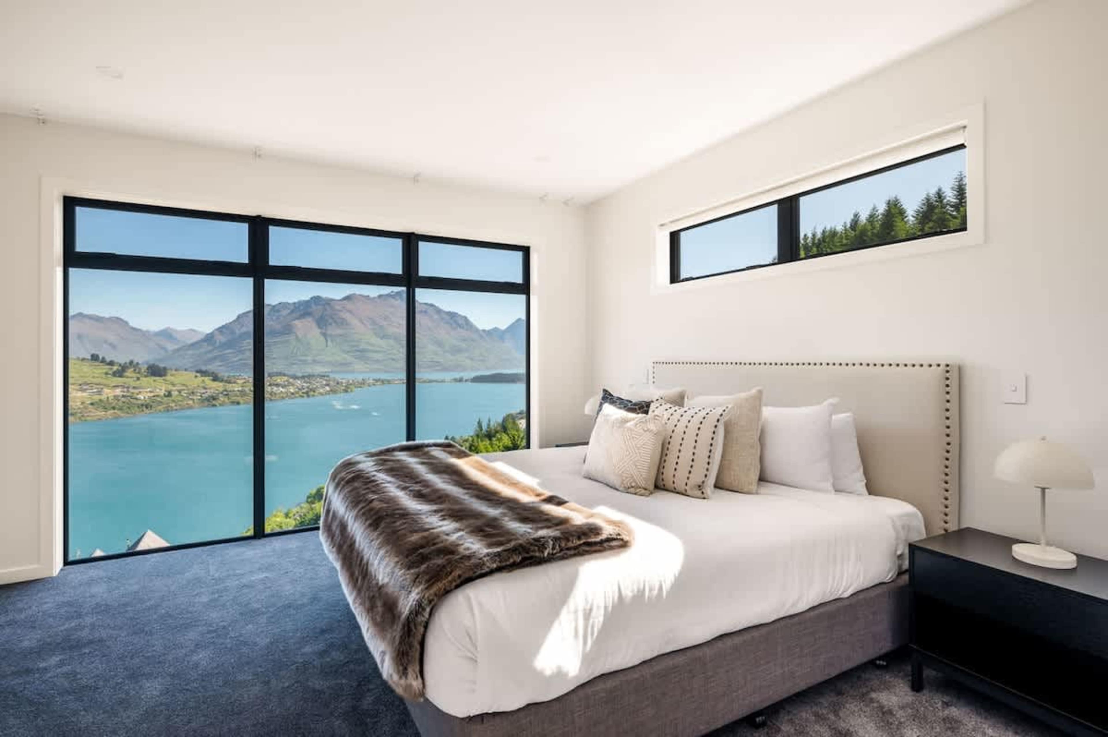 Luxurious Master Bedroom with Views – Wake up to breathtaking mountain and lake views in the spacious master suite, featuring plush bedding and large windows that frame Queenstown’s stunning scenery.