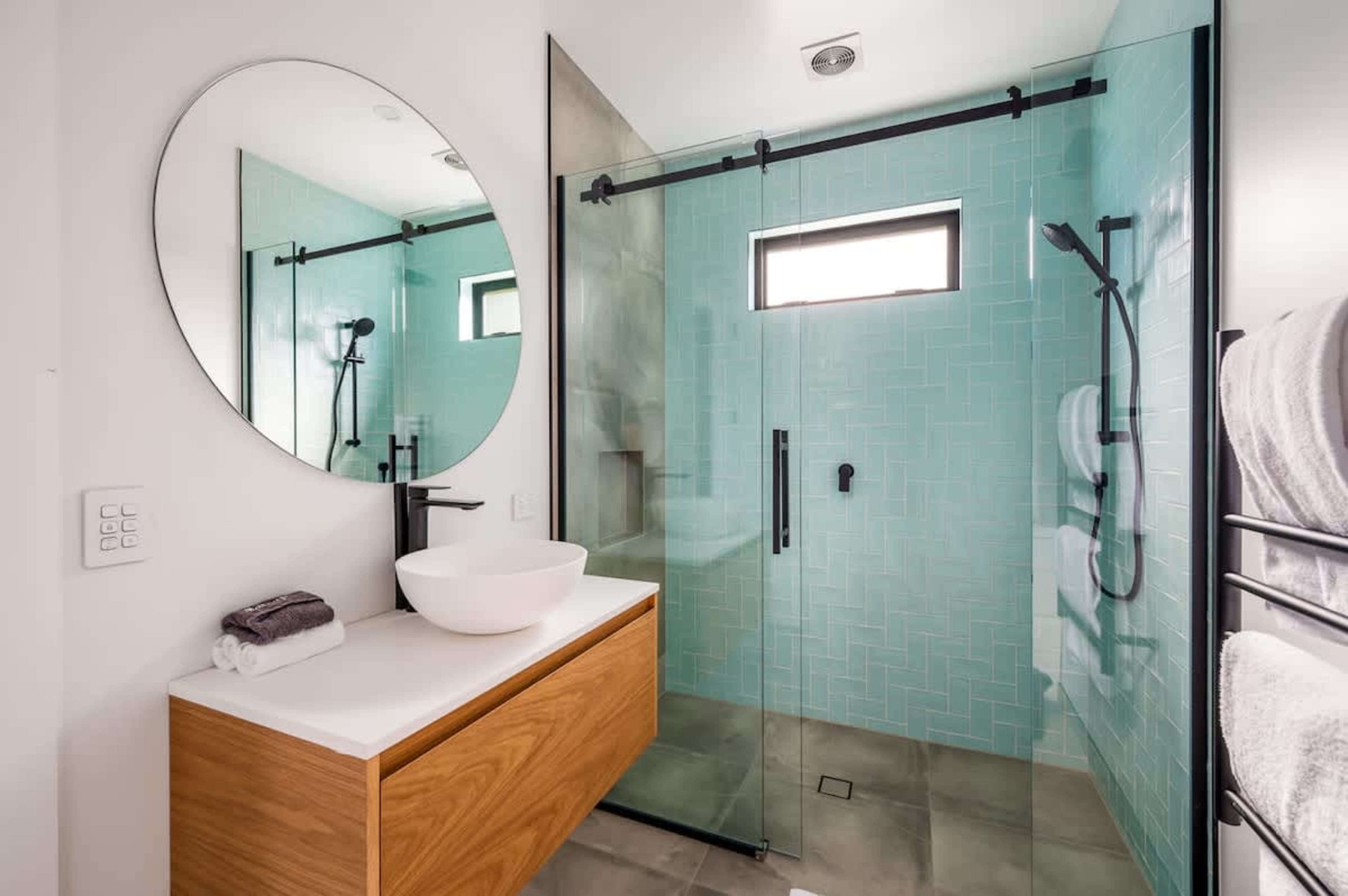 Ashley & Co Amenities in Second Ensuite – Pamper yourself with luxurious Ashley & Co toiletries in the second ensuite, featuring a walk-in shower and high-end fixtures for a spa-like experience.