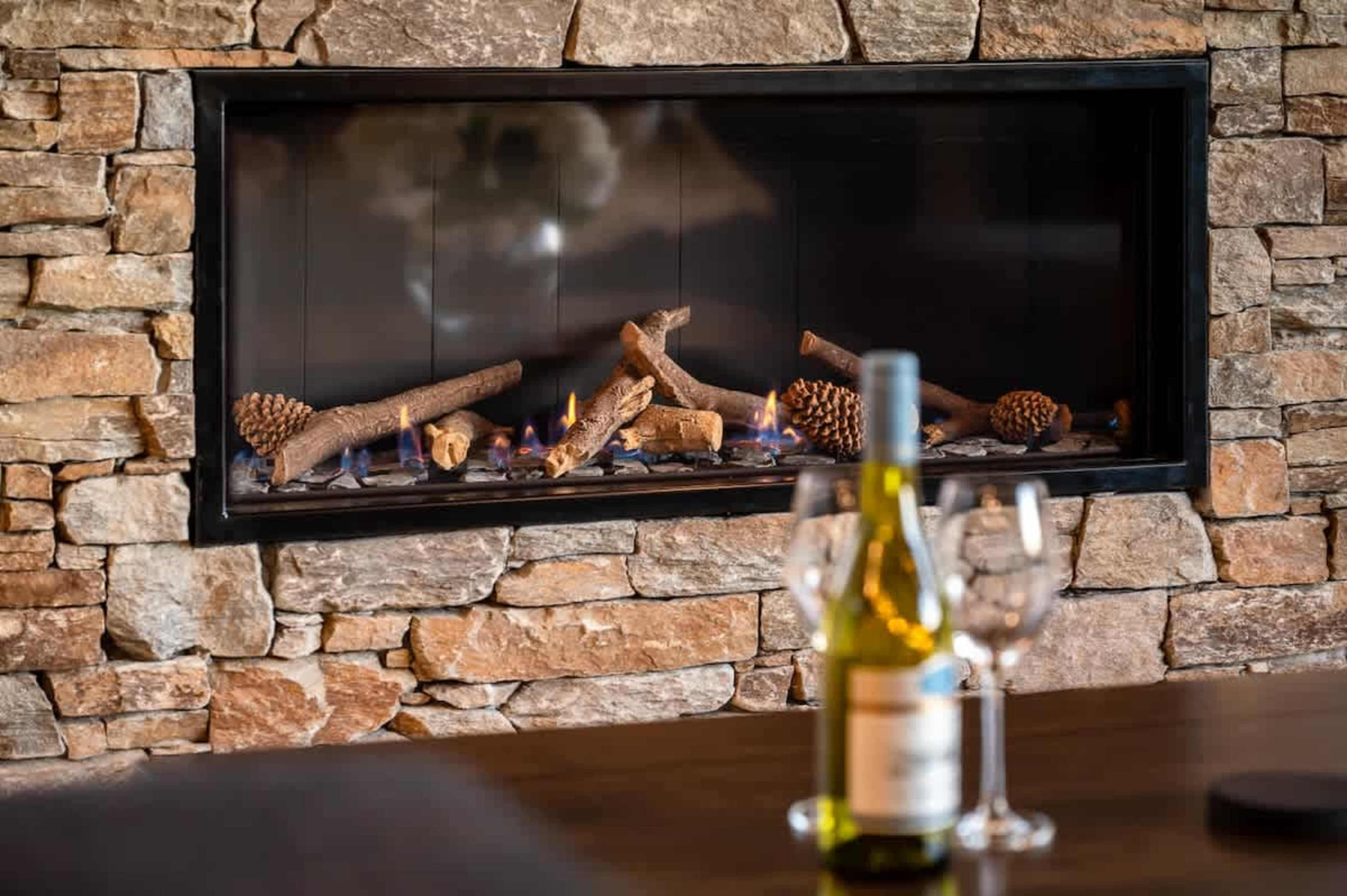 Open-Plan Living – The living room offers an expansive open-plan design with stylish décor, ample natural light, and direct access to the outdoor deck, creating a seamless connection between indoor luxury and Queenstown’s stunning surroundings.