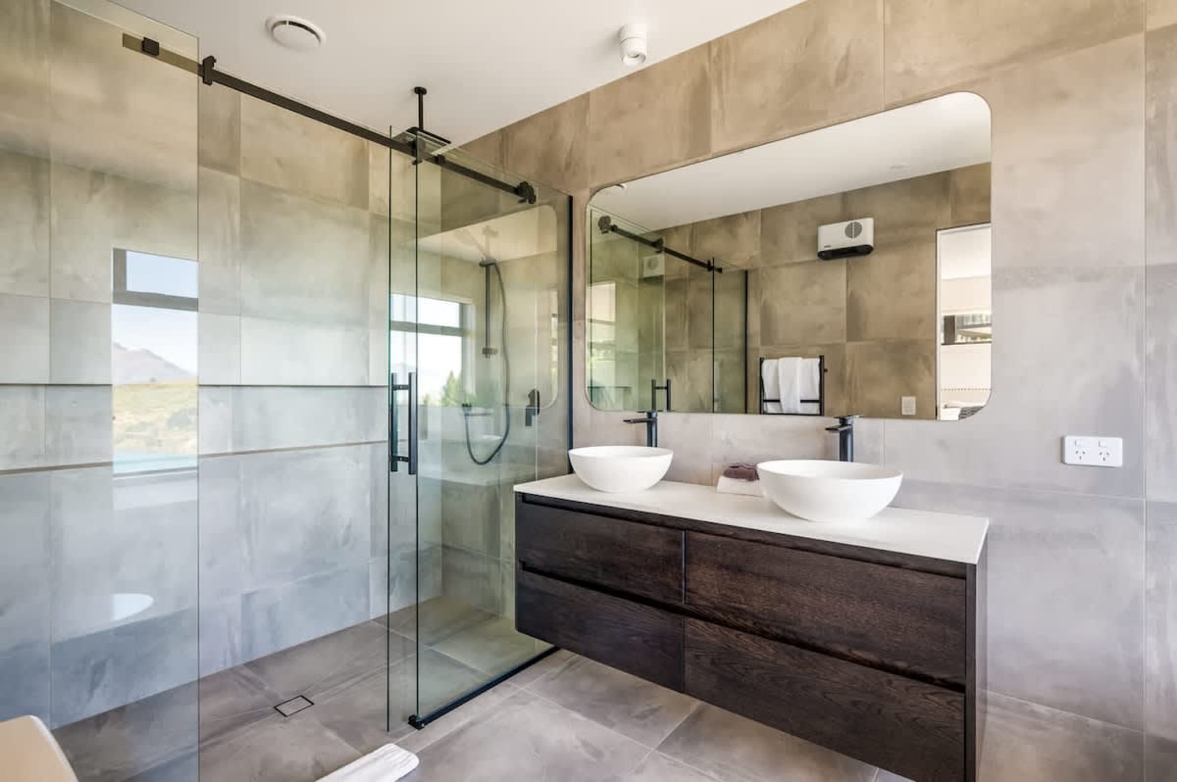 Master Ensuite with Walk-In Shower – The master ensuite features a luxurious walk-in shower, offering stunning views of Queenstown’s mountains, creating the perfect spot to refresh after a day of adventure.
