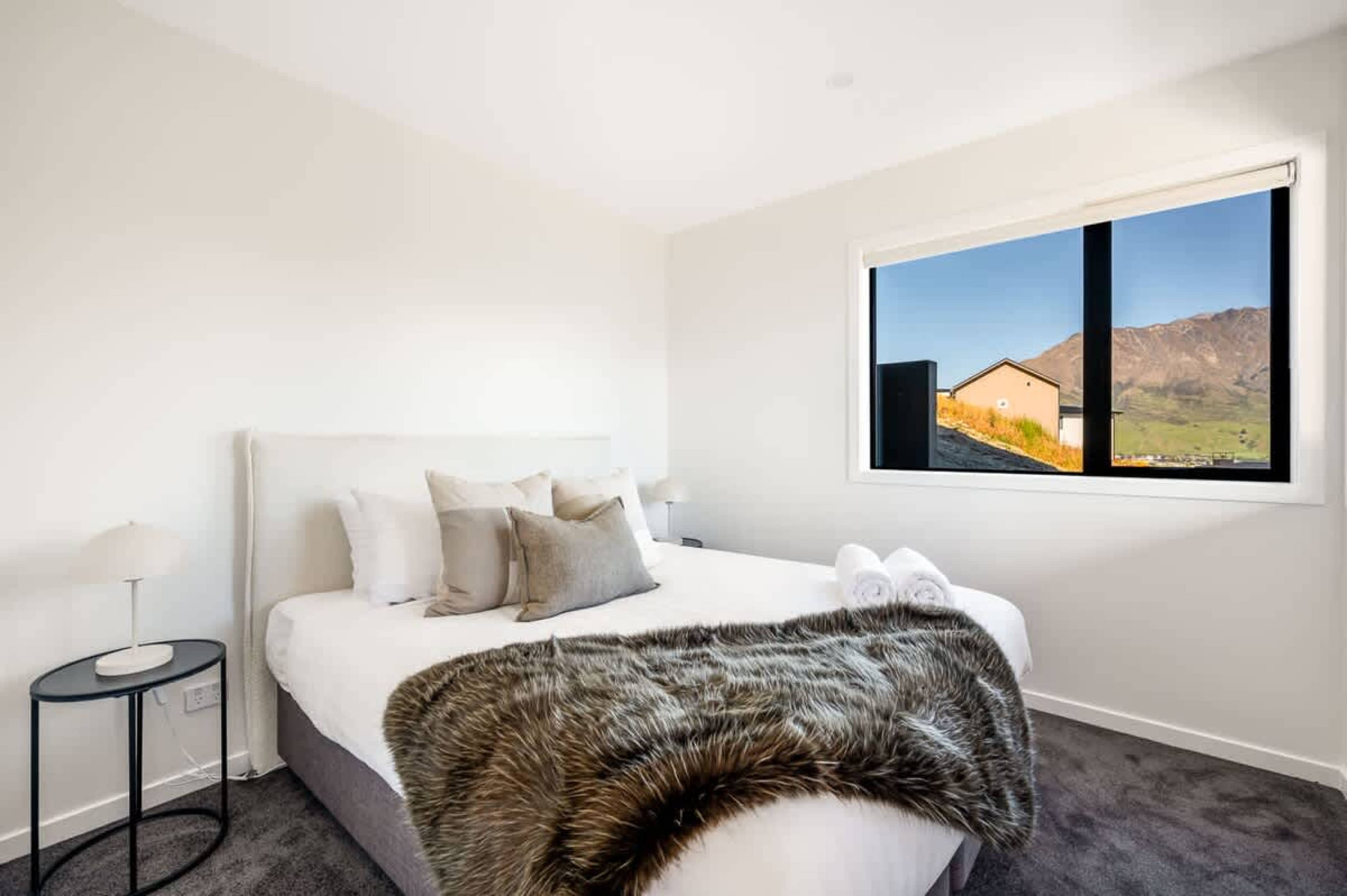 Serene Fourth Bedroom – Wake up to picturesque views in the fourth bedroom, where natural light and breathtaking mountain vistas create a calm and relaxing environment for your stay.